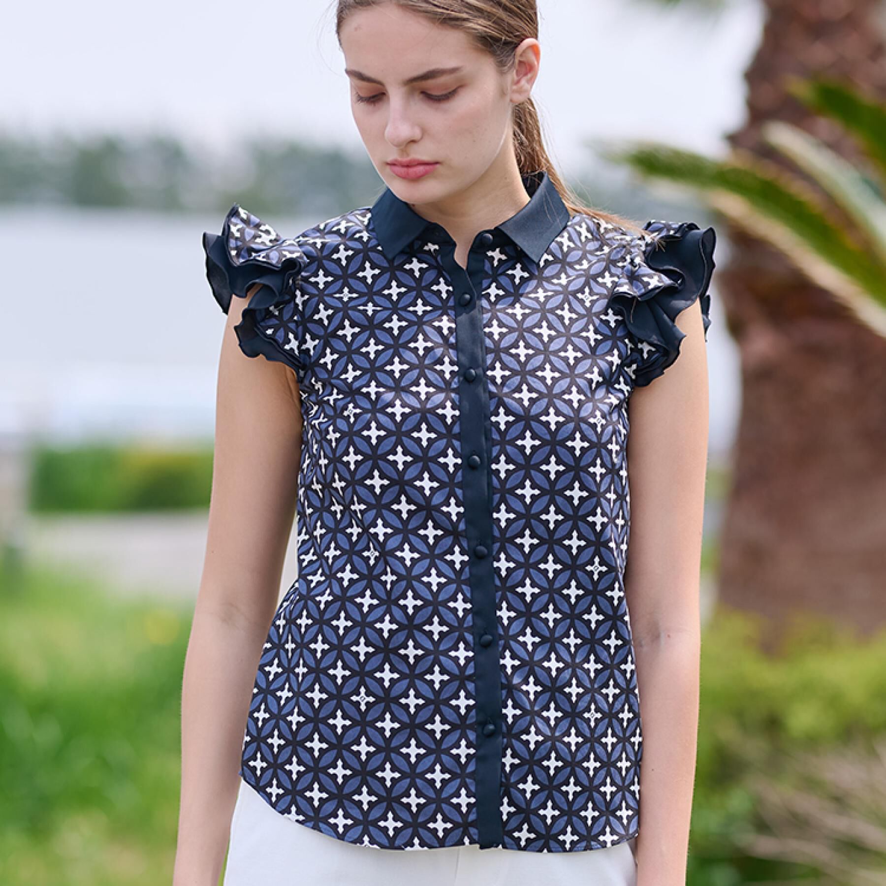 DRESSTERIOR「【大人百花春号掲載 モデル美香さん着用】オーバーラップウィングスリーブブラウス」|シャツ・ブラウス|