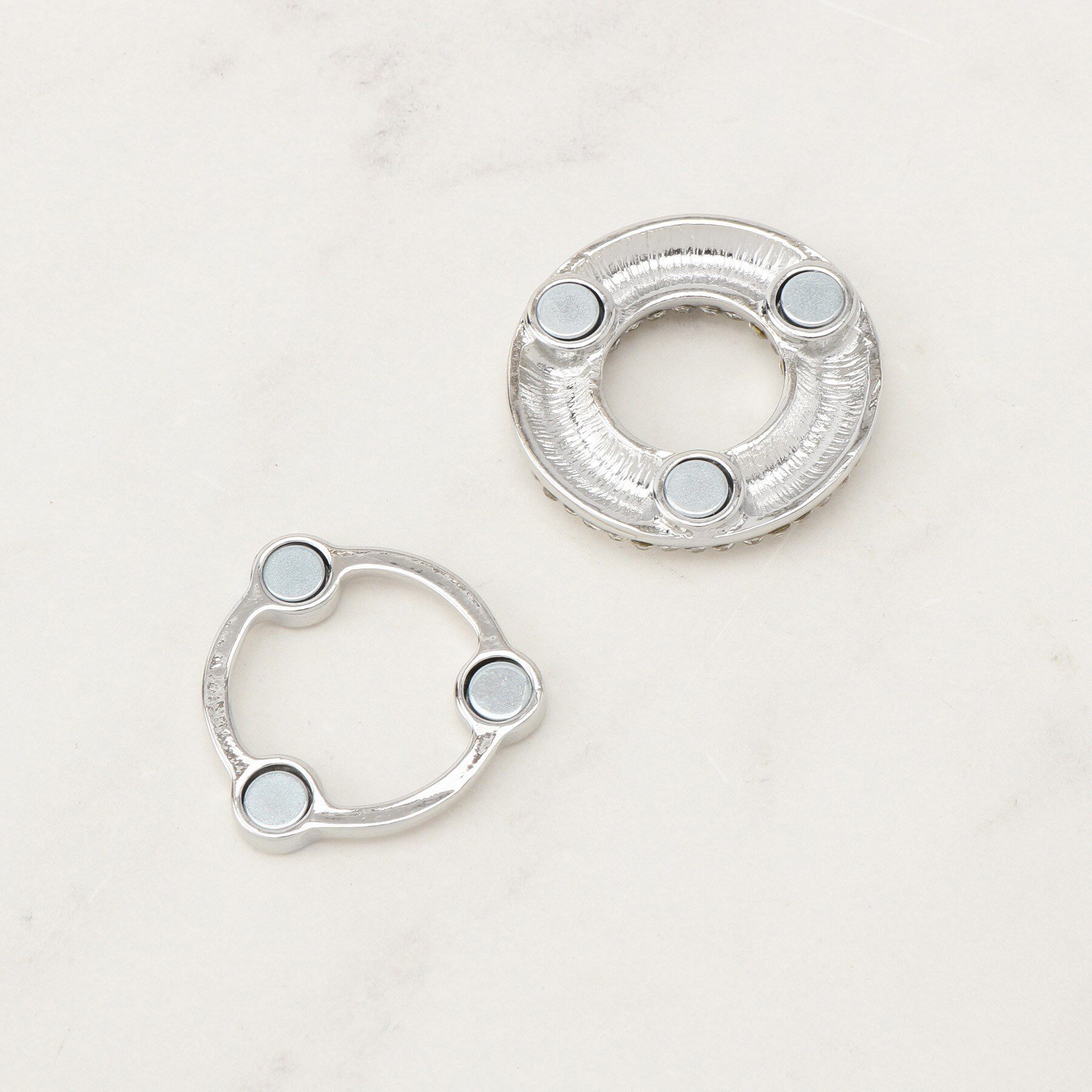 grove「マグネットビジューラウンドブローチ」|ブローチ・コサージュ|