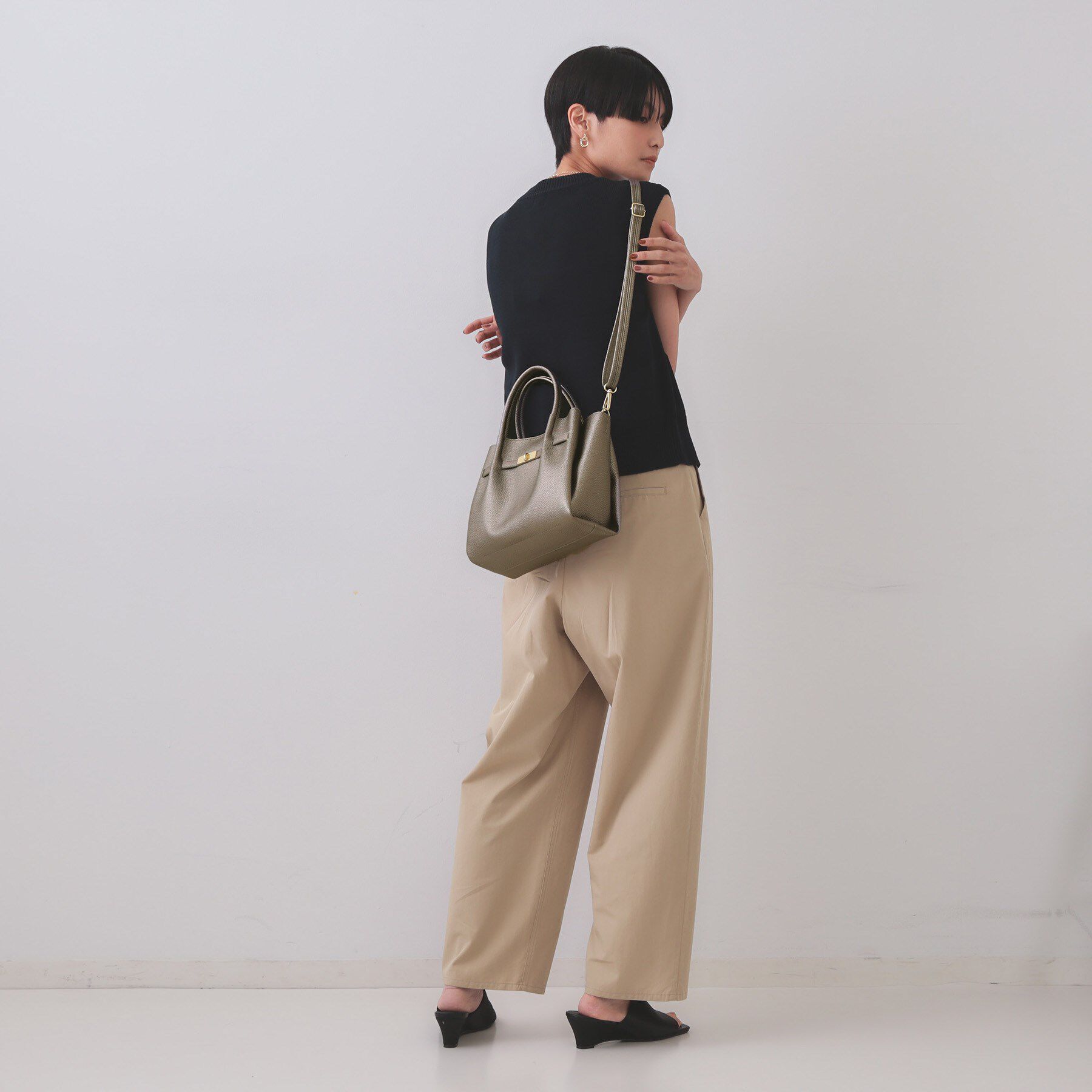 OPAQUE.CLIP「【軽量/2WAY/通勤対応】フロントベルトデザインミドルトートバッグ」|ショルダー・メッセンジャー|