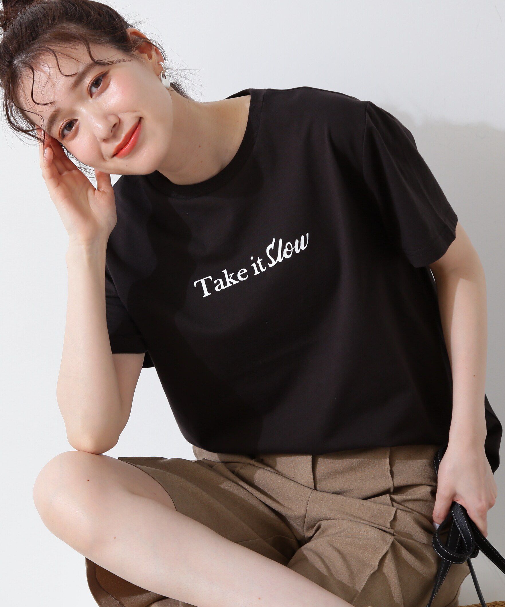  「タイポグラフィデザインロゴＴ」|Tシャツ・カットソー|チャコール