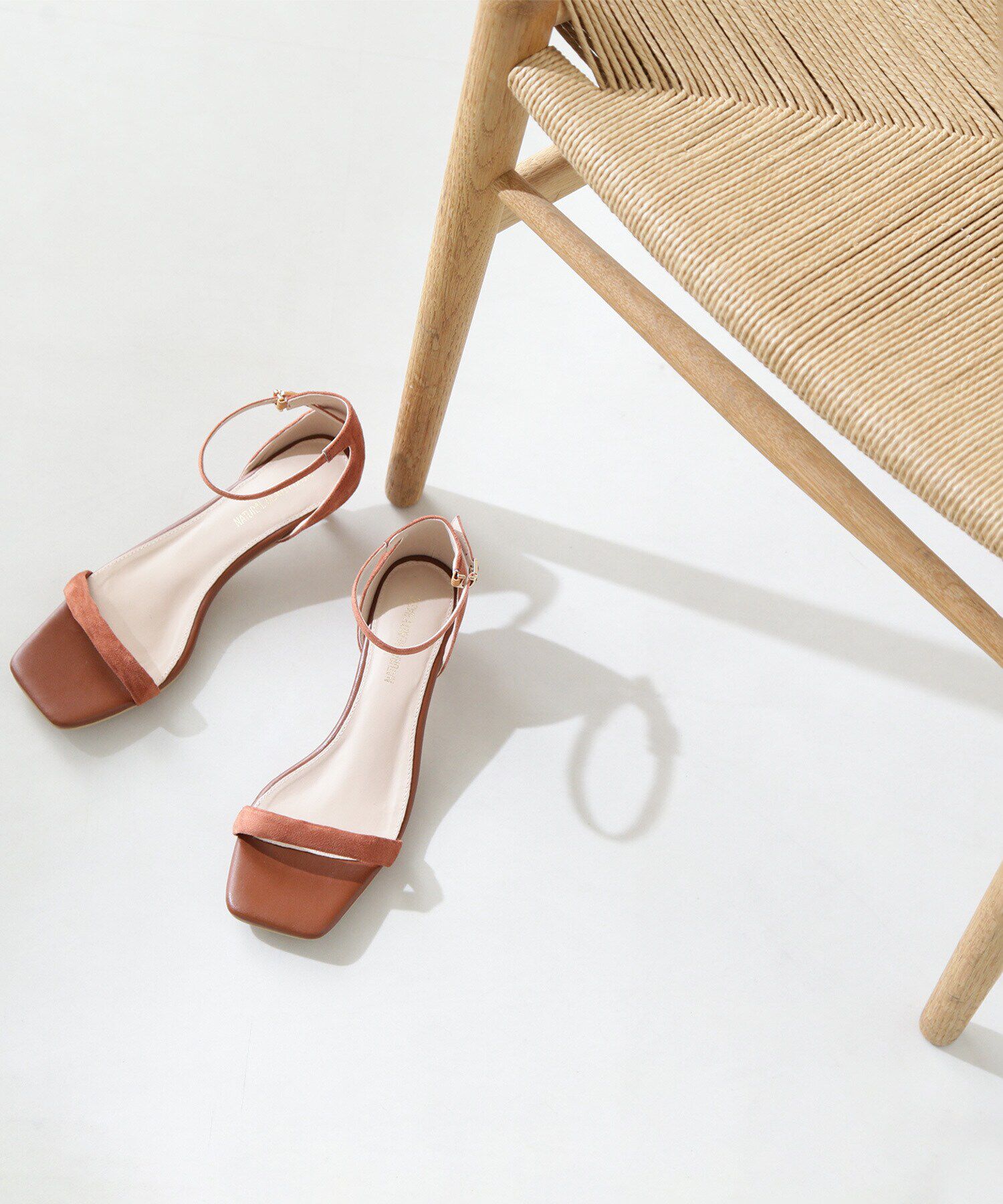  「ナローパフストラップサンダル」|その他|ブラウン