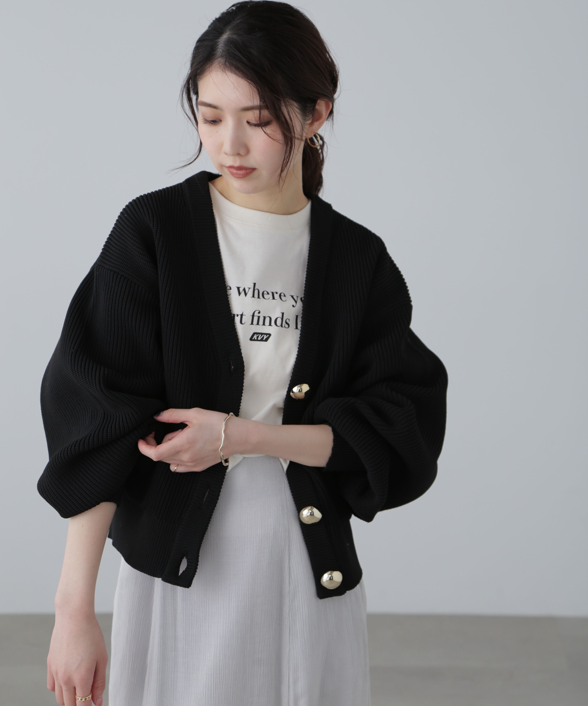  「ゴールドアクセントボタンVネックカーディガン」|ニット・セーター|