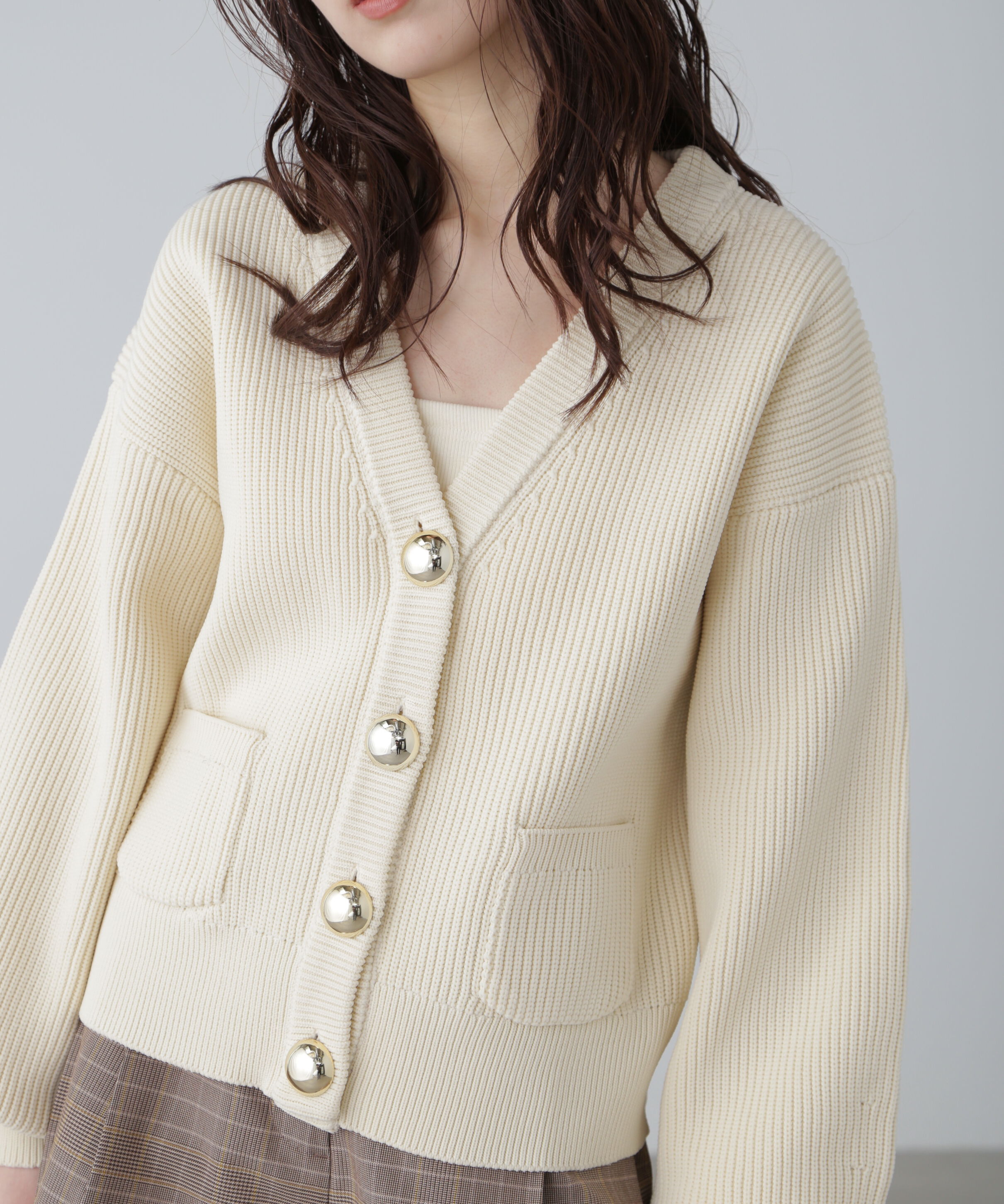  「ゴールドアクセントボタンVネックカーディガン」|ニット・セーター|