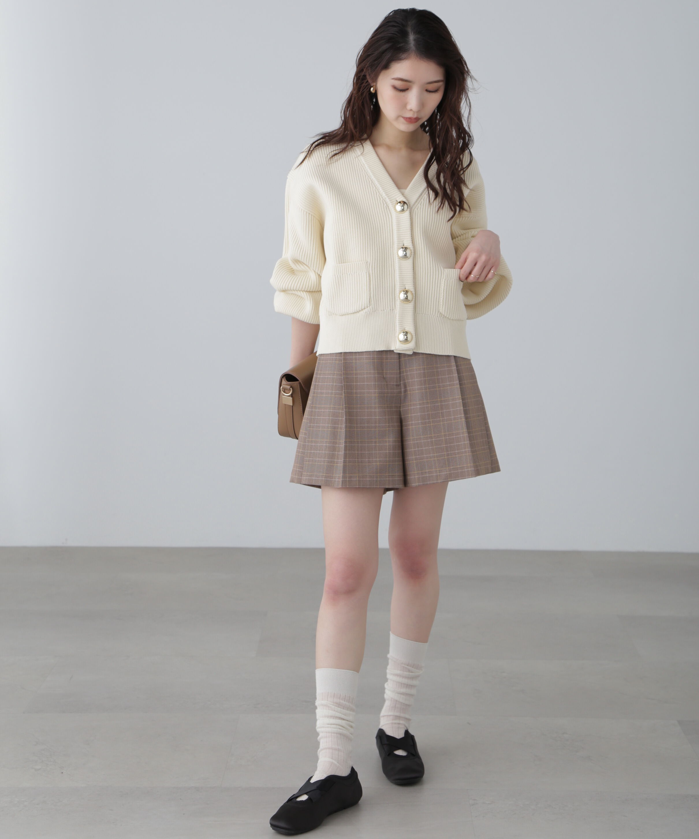  「ゴールドアクセントボタンVネックカーディガン」|ニット・セーター|