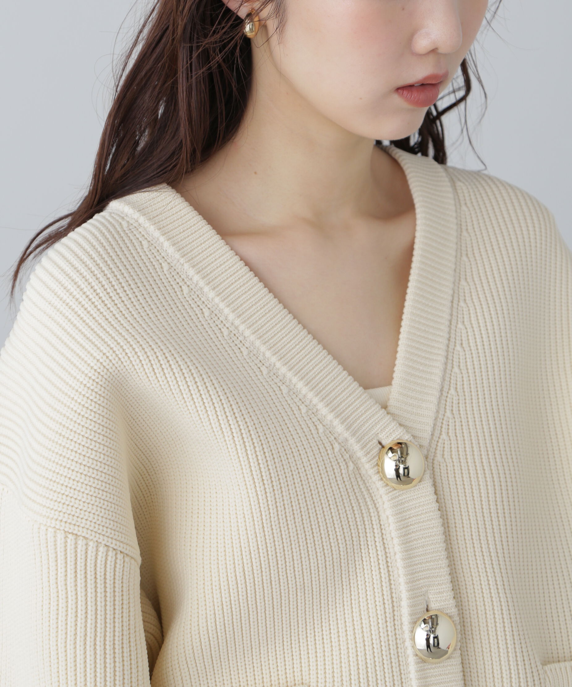  「ゴールドアクセントボタンVネックカーディガン」|ニット・セーター|