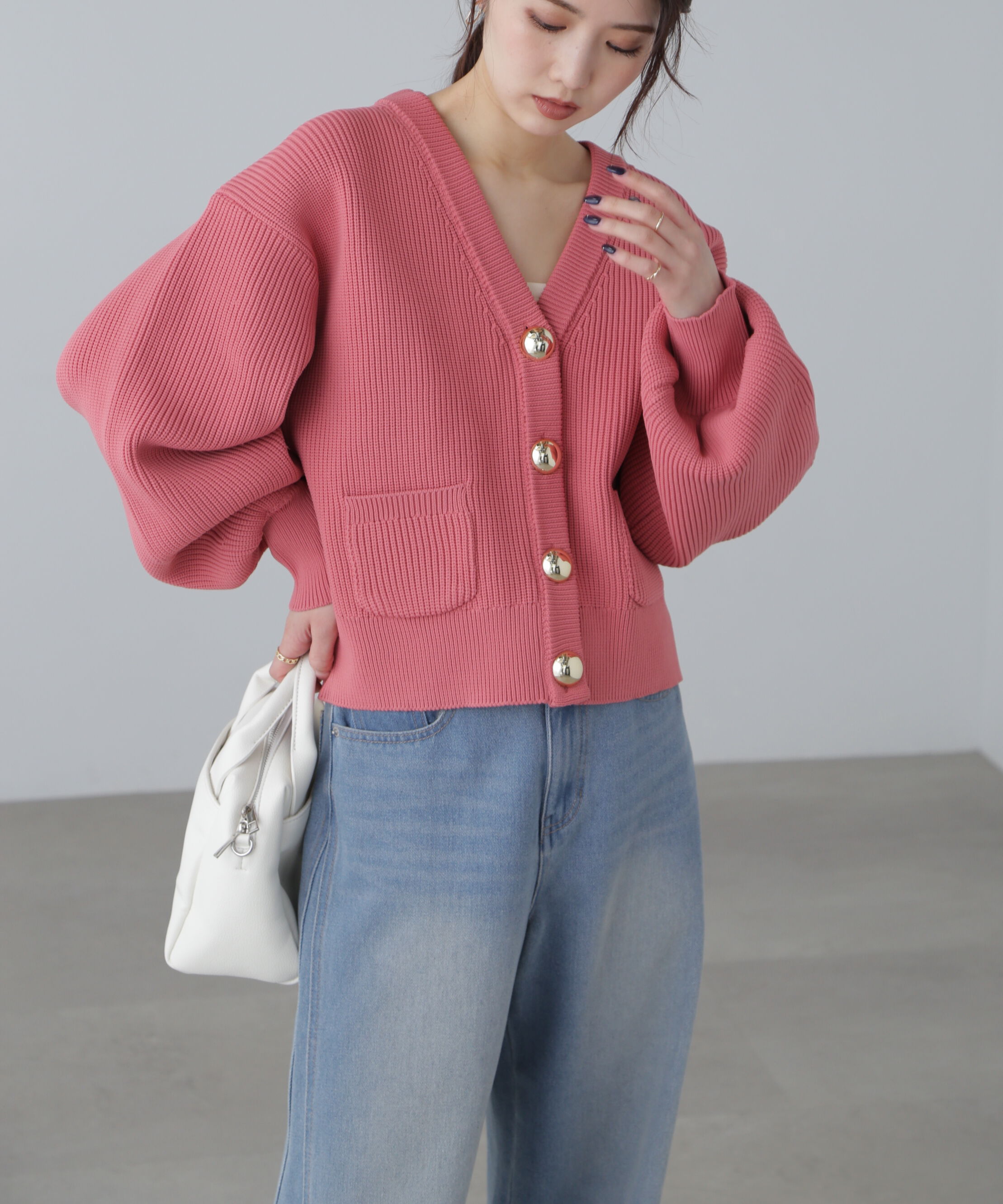  「ゴールドアクセントボタンVネックカーディガン」|ニット・セーター|