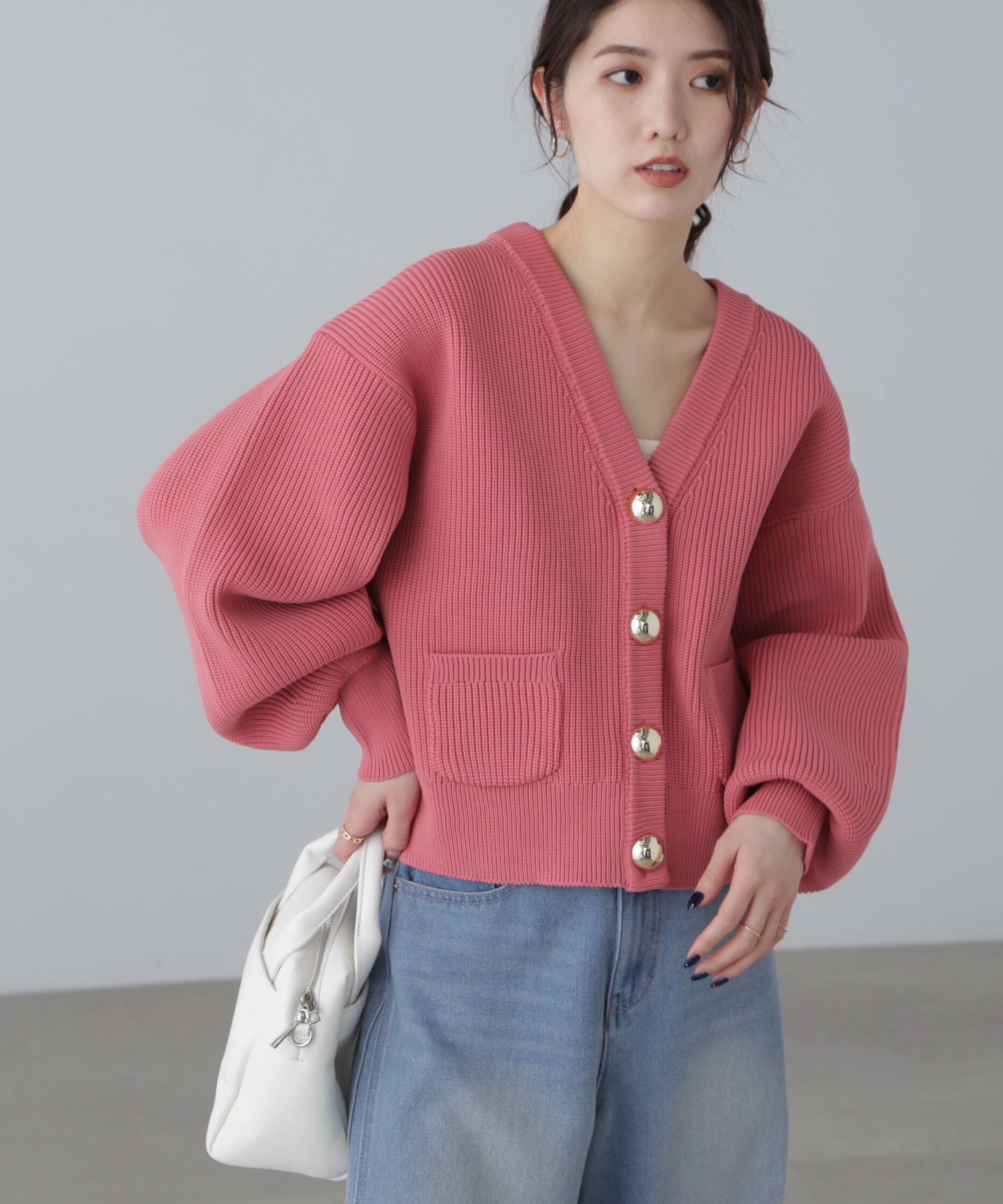  「ゴールドアクセントボタンVネックカーディガン」|ニット・セーター|