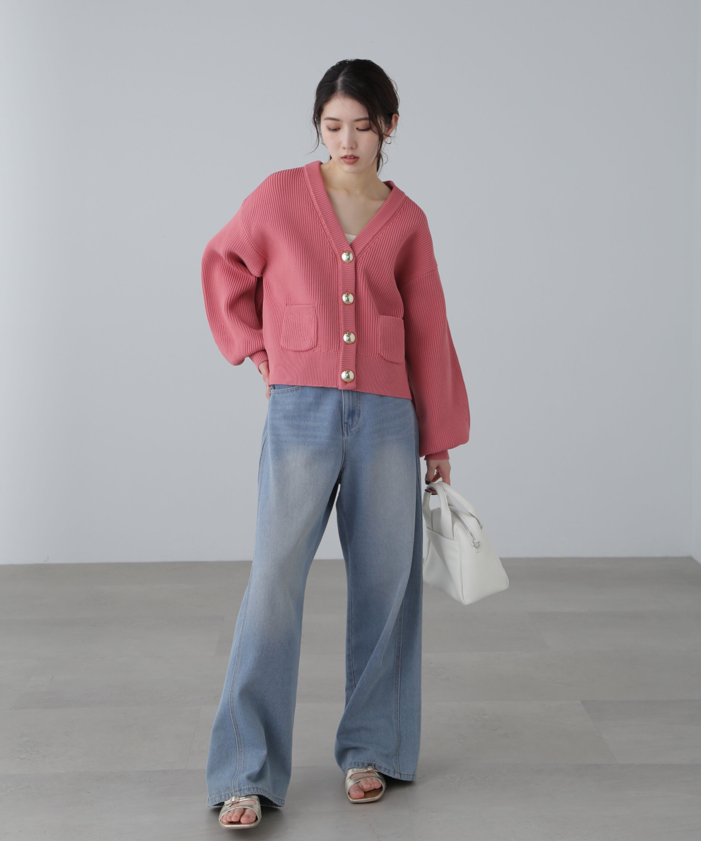  「ゴールドアクセントボタンVネックカーディガン」|ニット・セーター|