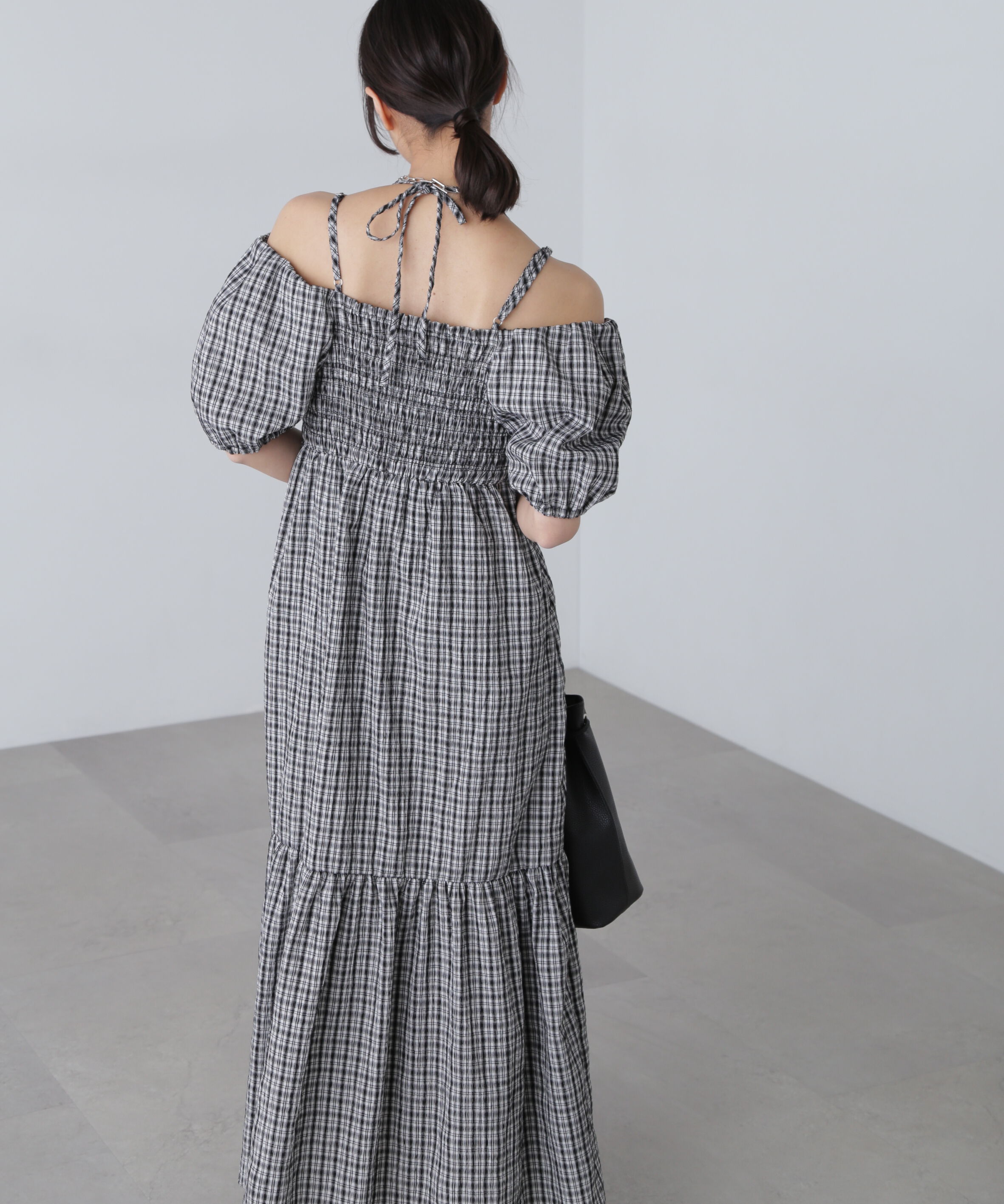  「シャーリング２ＷＡＹオフショルワンピース」|ワンピース|ブラックチェ 1