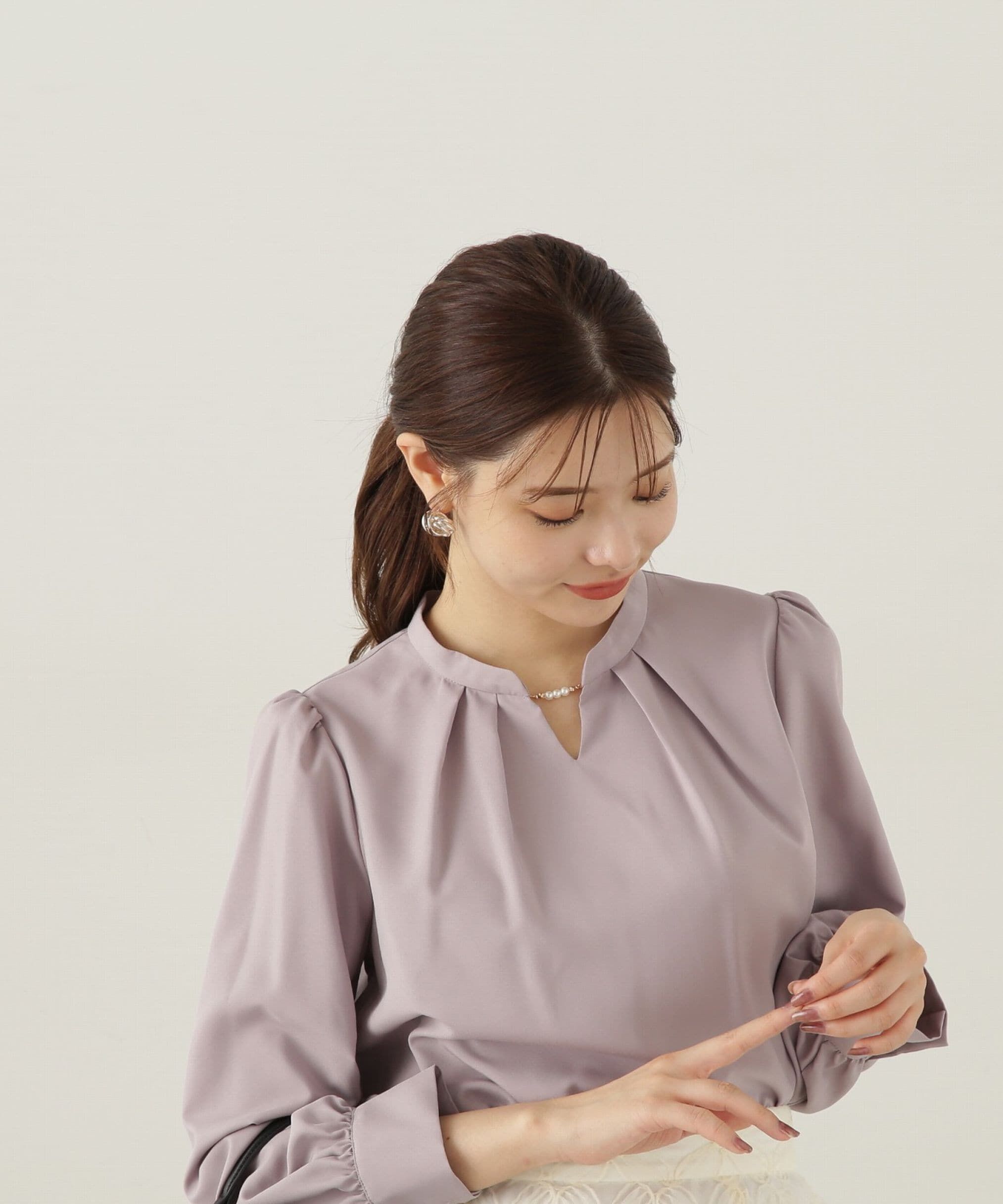 PROPORTION BODY DRESSING「スタンドパールブラウス　24AW」|シャツ・ブラウス|モカ1
