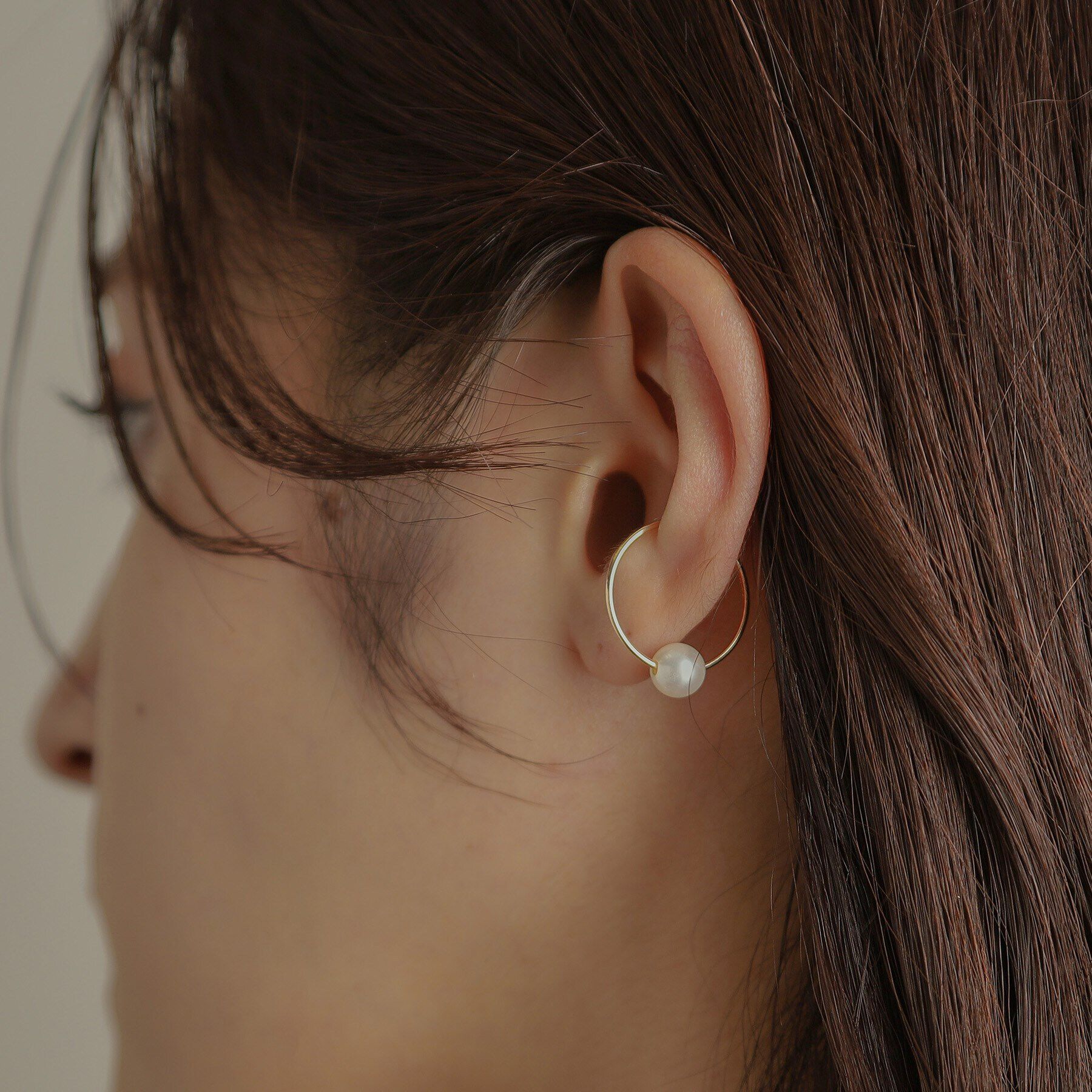 COCOSHNIK「K10パール フープ イヤーカフ（両耳用）」|イヤリング|
