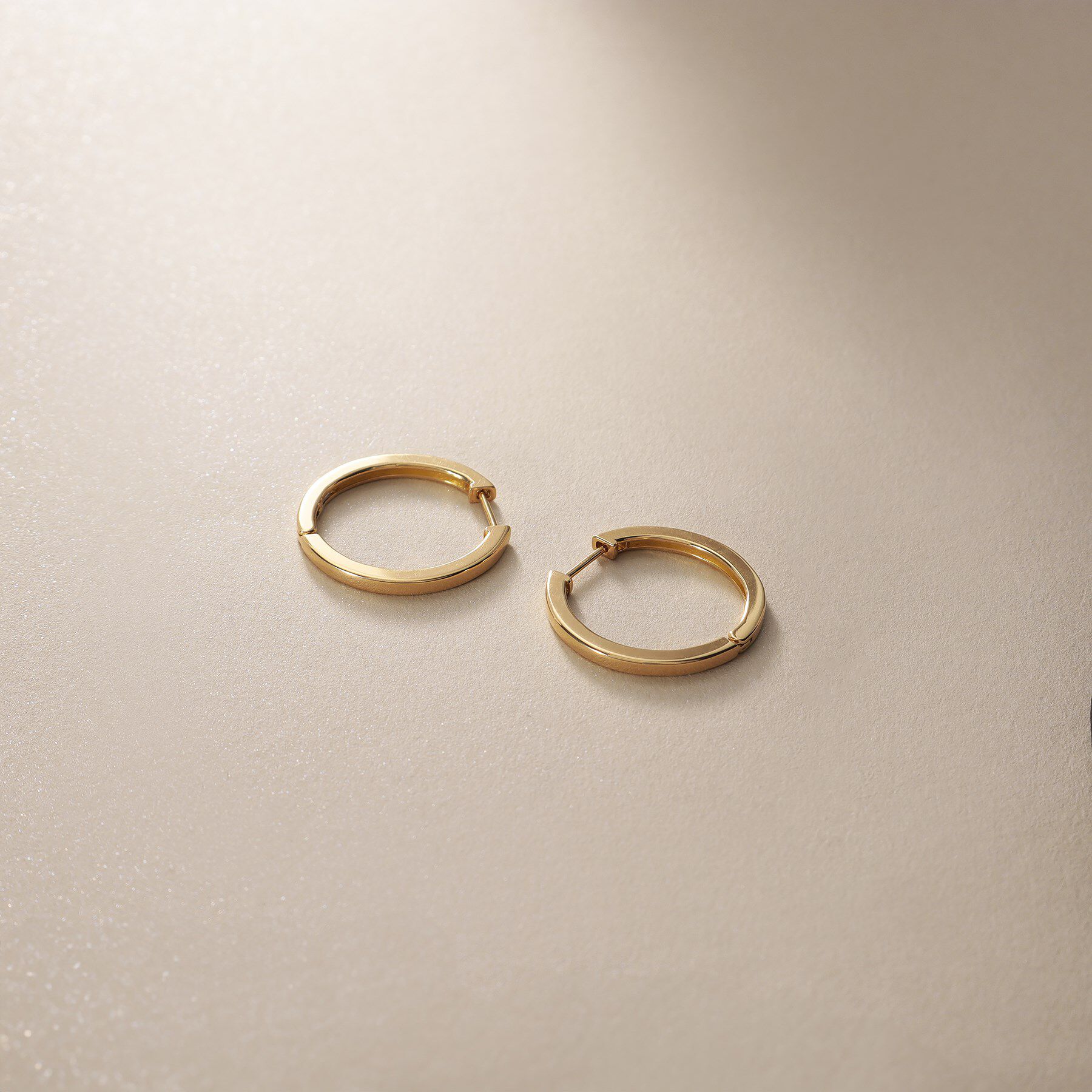 COCOSHNIK「K10平打ちフープ ワンタッチピアス」|ピアス|イエローゴールド(1