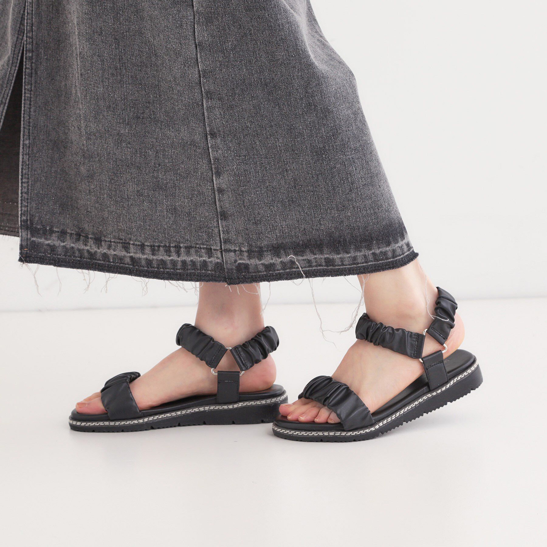 SHOO･LA･RUE「くしゅくしゅデザインが大人の抜け感をプラスする ギャザーベルトサンダル」|サンダル|