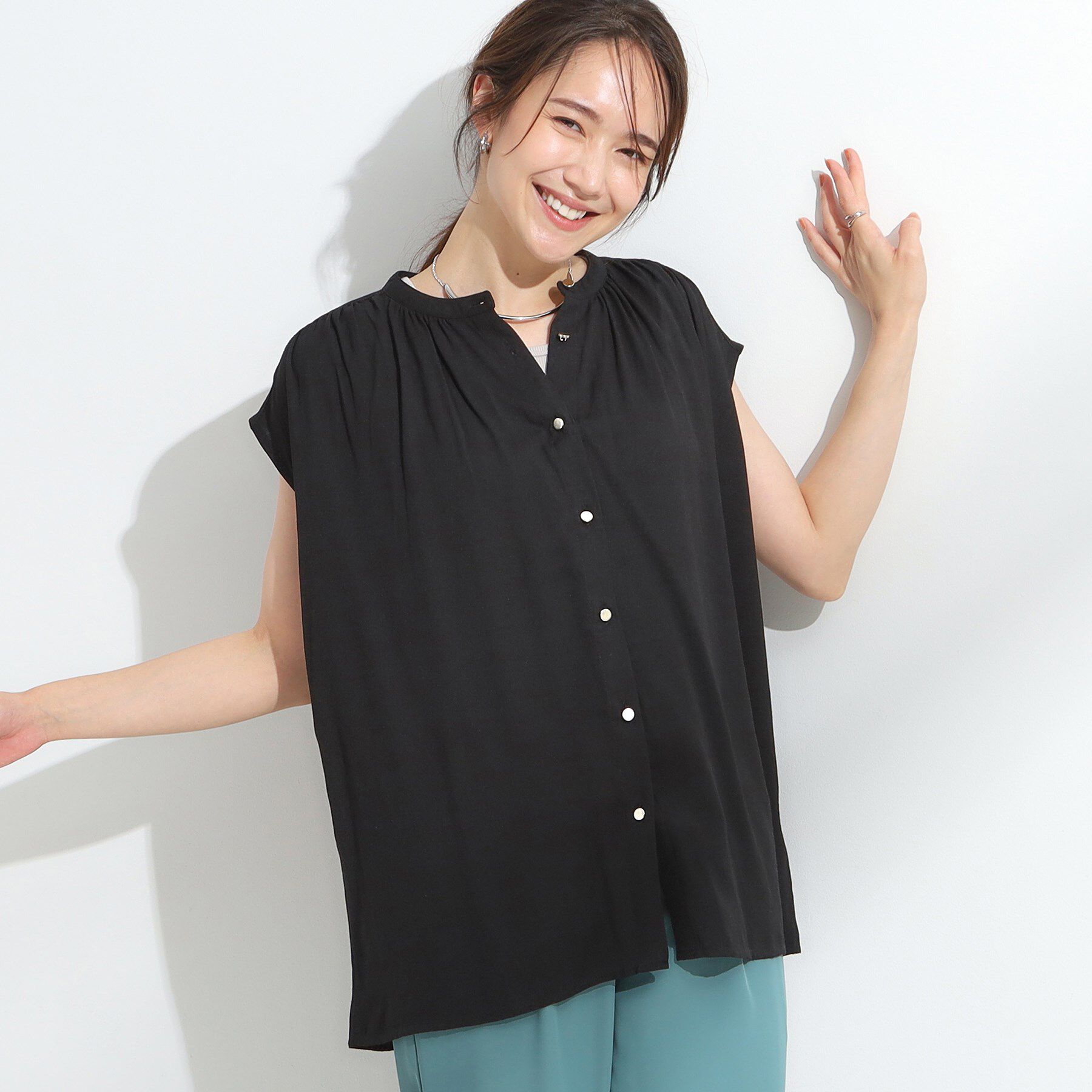 SHOO･LA･RUE「【S-LL/洗濯後しわになりにくい】上品にきれい見え スラブギャザーブラウス」|シャツ・ブラウス|ブラック(019)