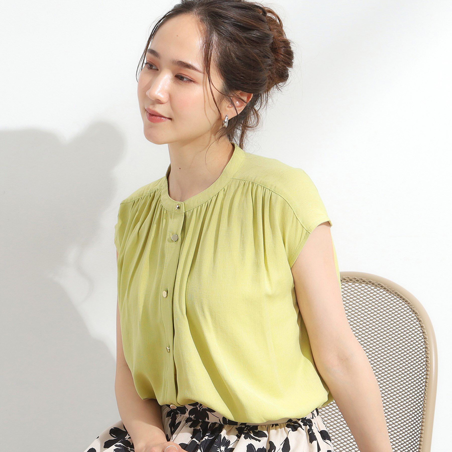 SHOO･LA･RUE「【S-LL/洗濯後しわになりにくい】上品にきれい見え スラブギャザーブラウス」|シャツ・ブラウス|イエロー(031)