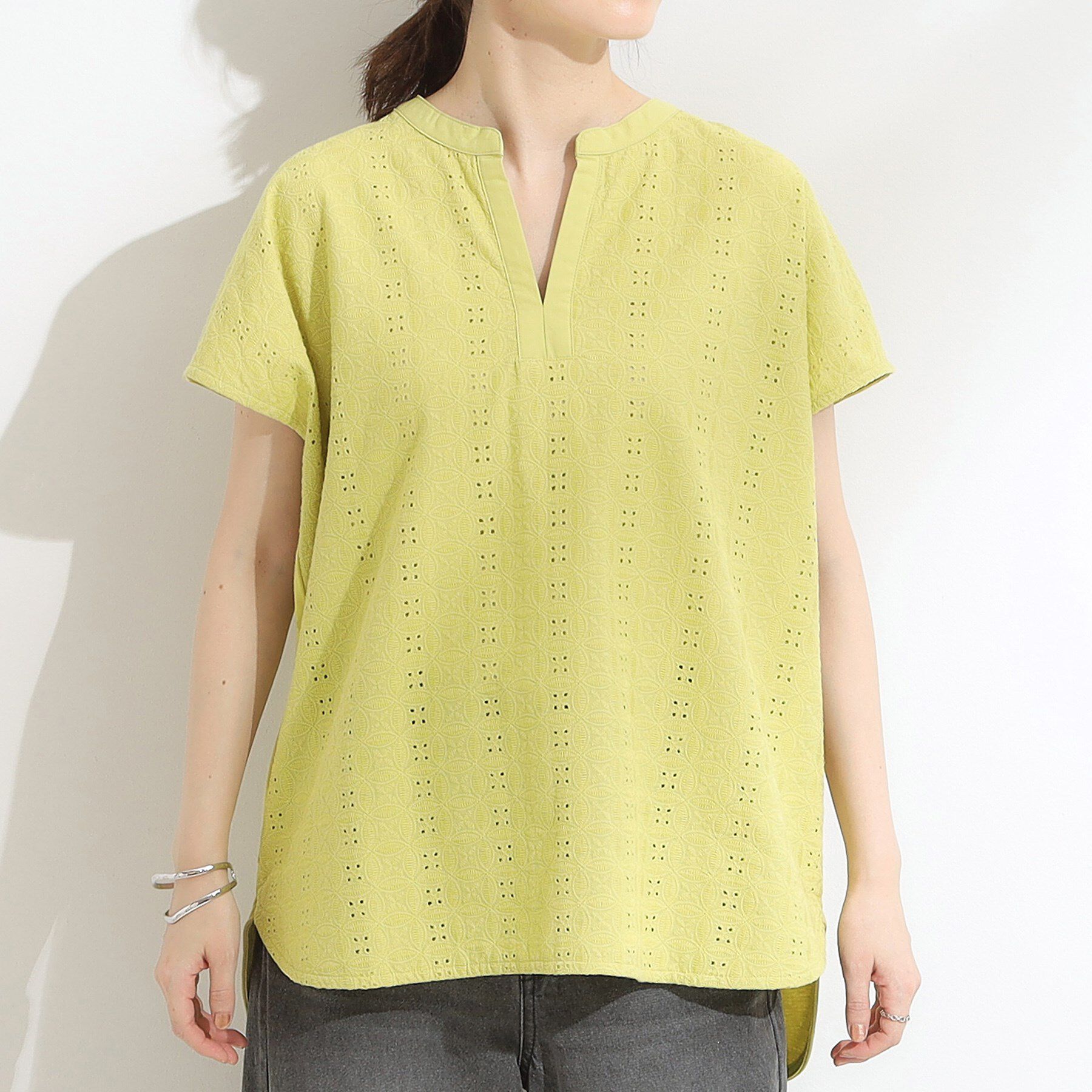 SHOO･LA･RUE「【S-LL】抜け感とすっきり見えを叶える 刺繍レース スキッパー襟トップス」|Tシャツ・カットソー|