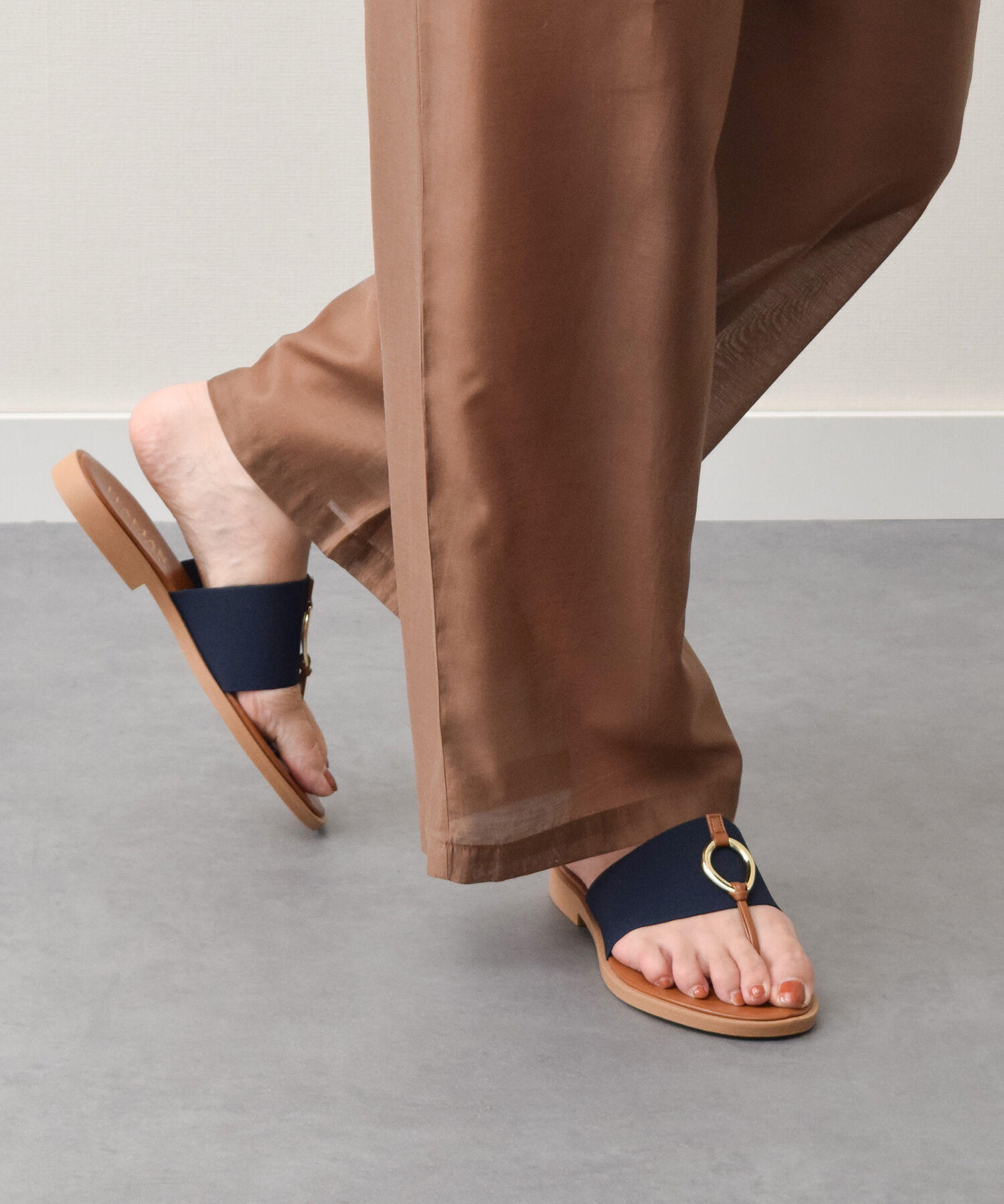 IMPORT SELECT「【ITALIAN SHOEMAKERS】メタルモチーフトングサンダル(952323)」|サンダル|NVZ