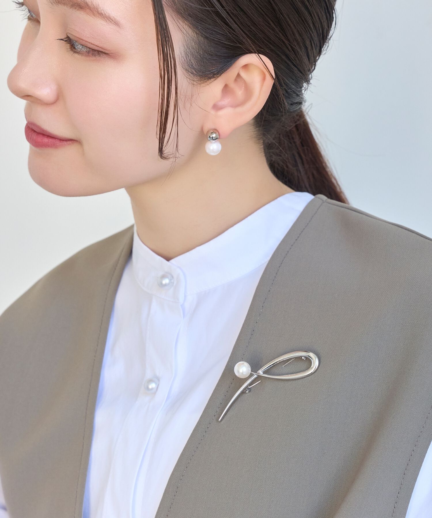 Phoebe「スタイリッシュクロスカーブパールブローチ　シルバー」|ブローチ・コサージュ|