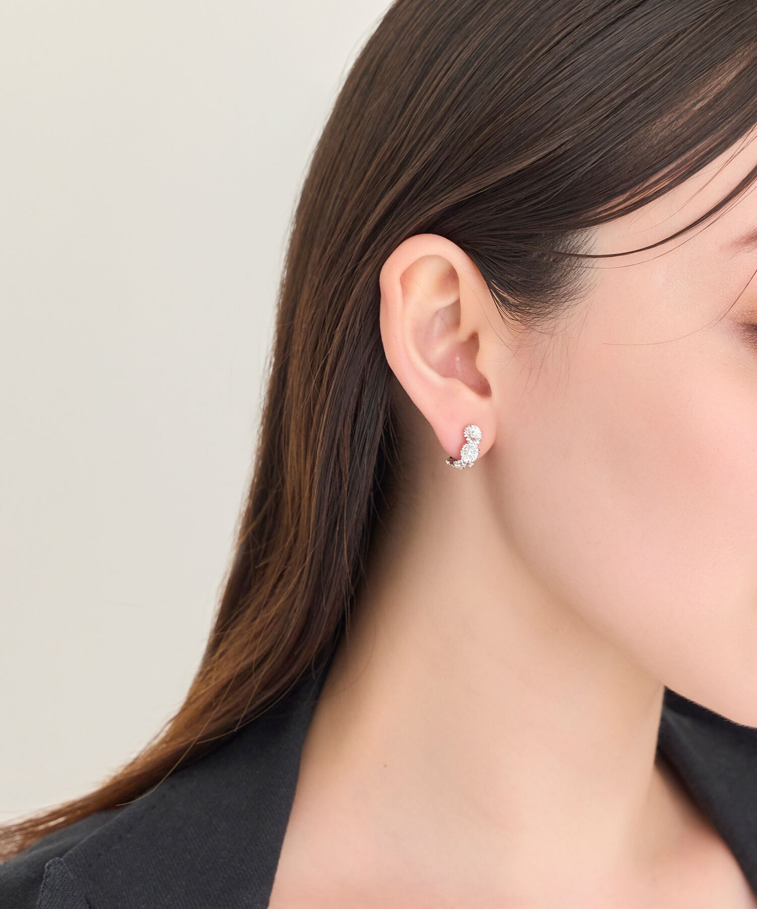 Phoebe「【痛くないシリーズ/金属アレルギー対応】マーガレットフラワーフープライトフィットイヤリング　シルバー」|イヤリング|