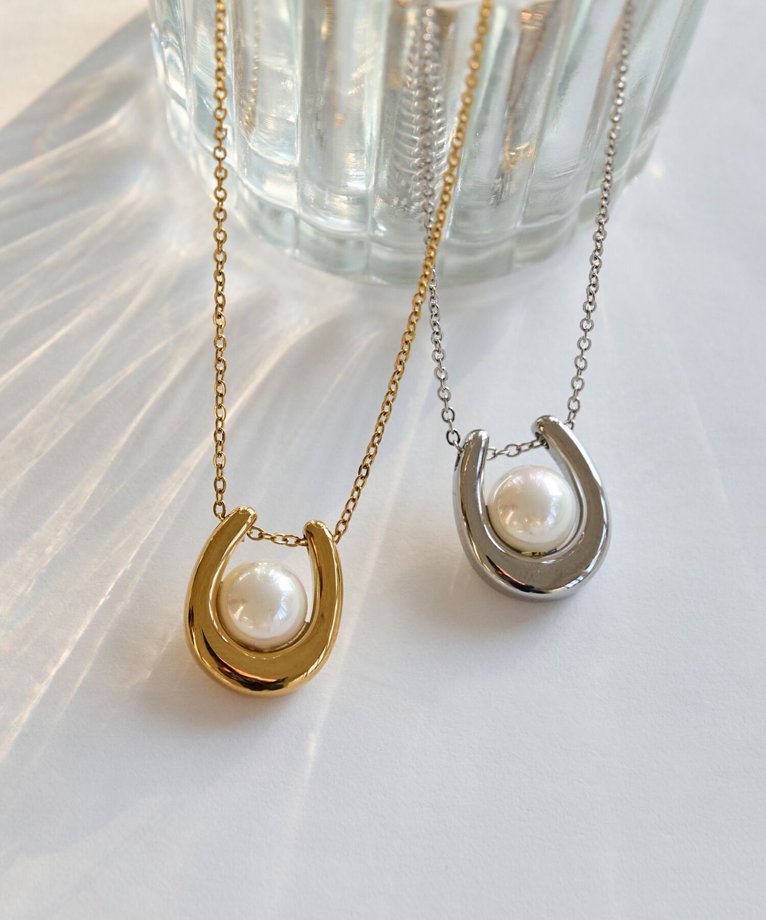Phoebe「【金属アレルギー対応】メタリックパールホースシューネックレス　シルバー　ステンレス/馬蹄/ギフト」|ネックレス|