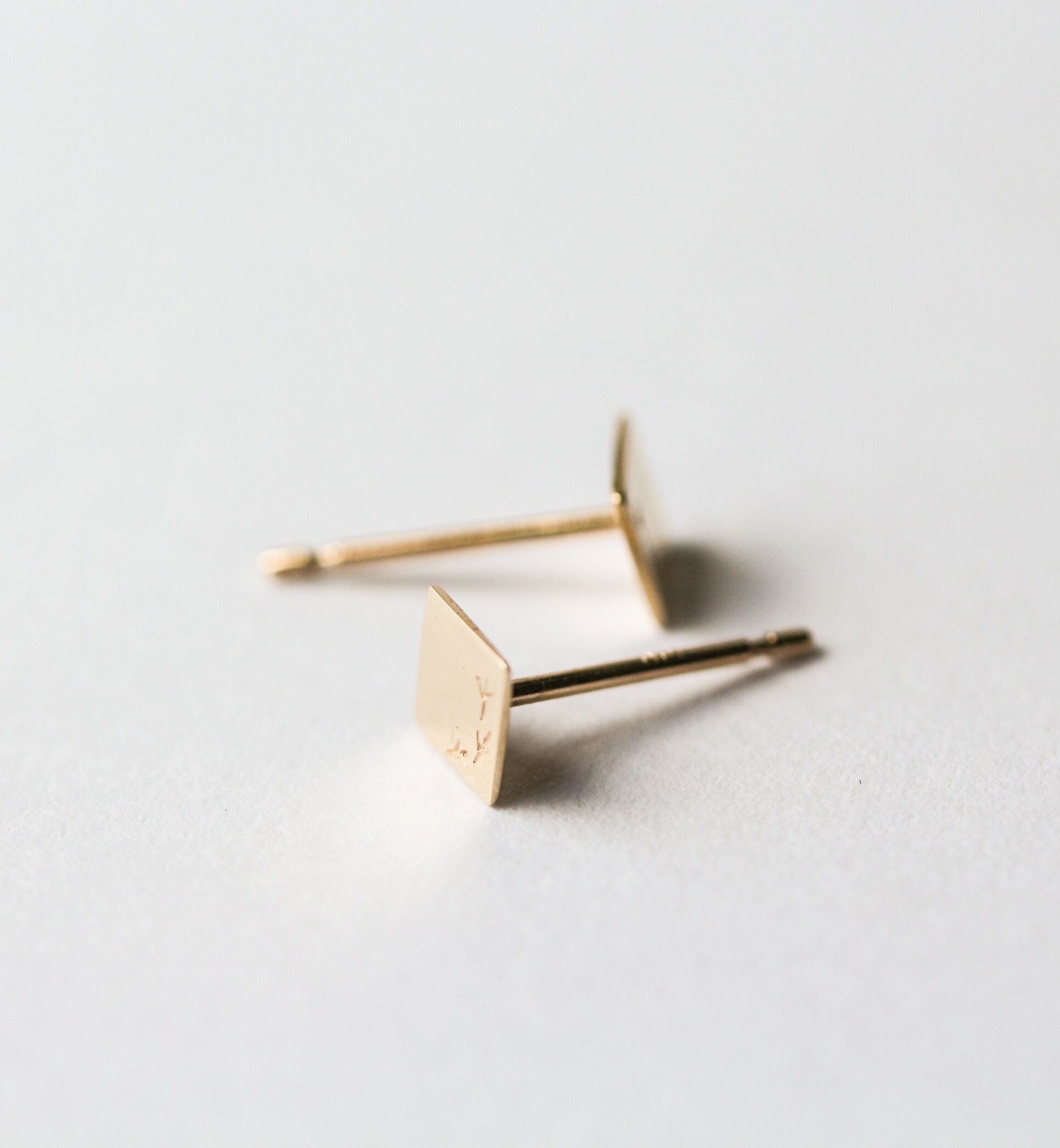  「鳥の足跡 プレート ピアス | K10YG」|ピアス|