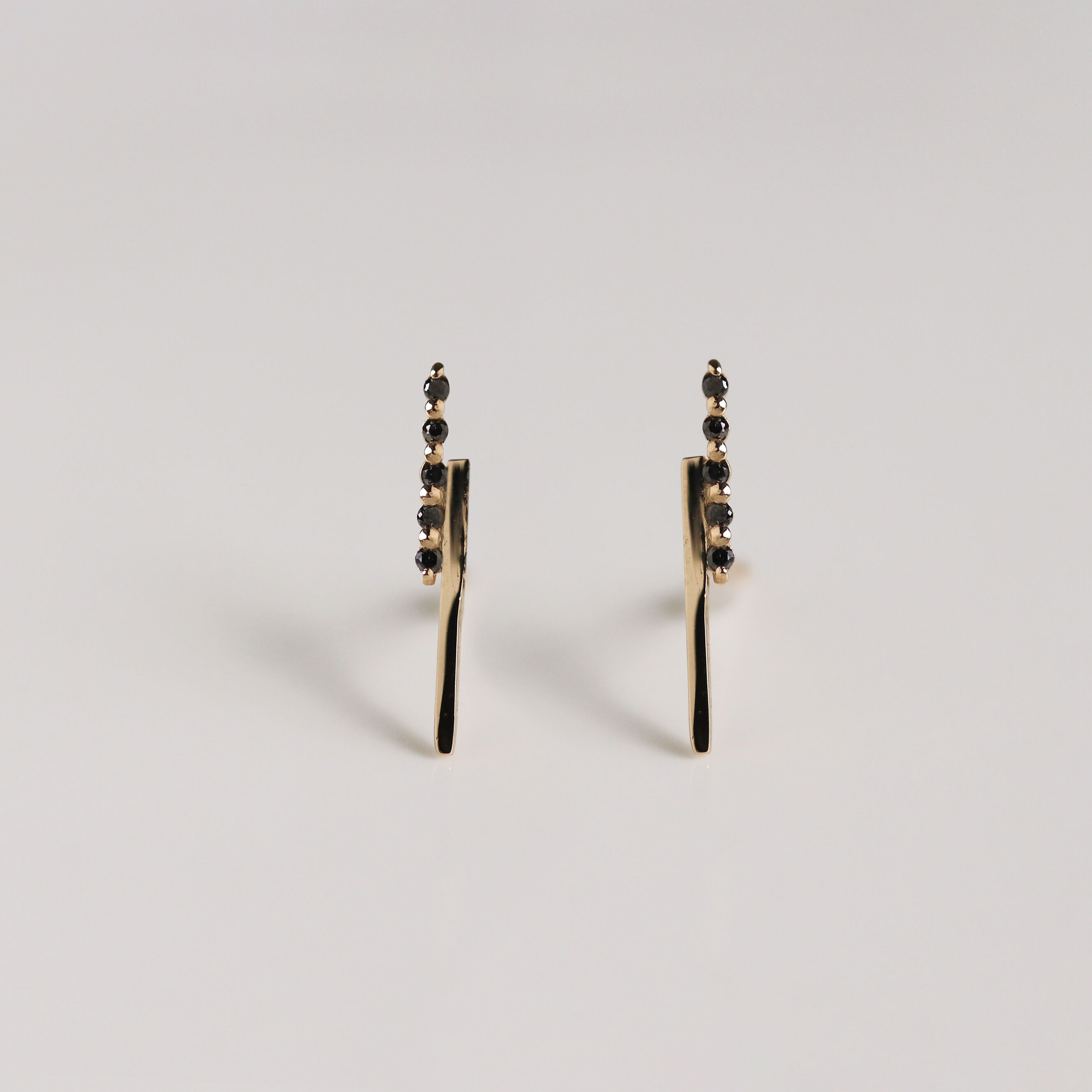  「ブラックダイヤモンド ピアス | K10YG〈2025 WINTER COLLECTION〉」|ピアス|K10 イエローゴールド