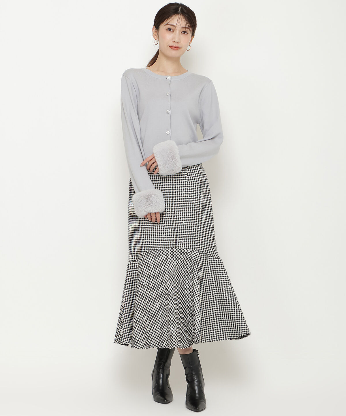 アンドクチュール「袖ファー付きビジューカーディガン」|カーディガン|