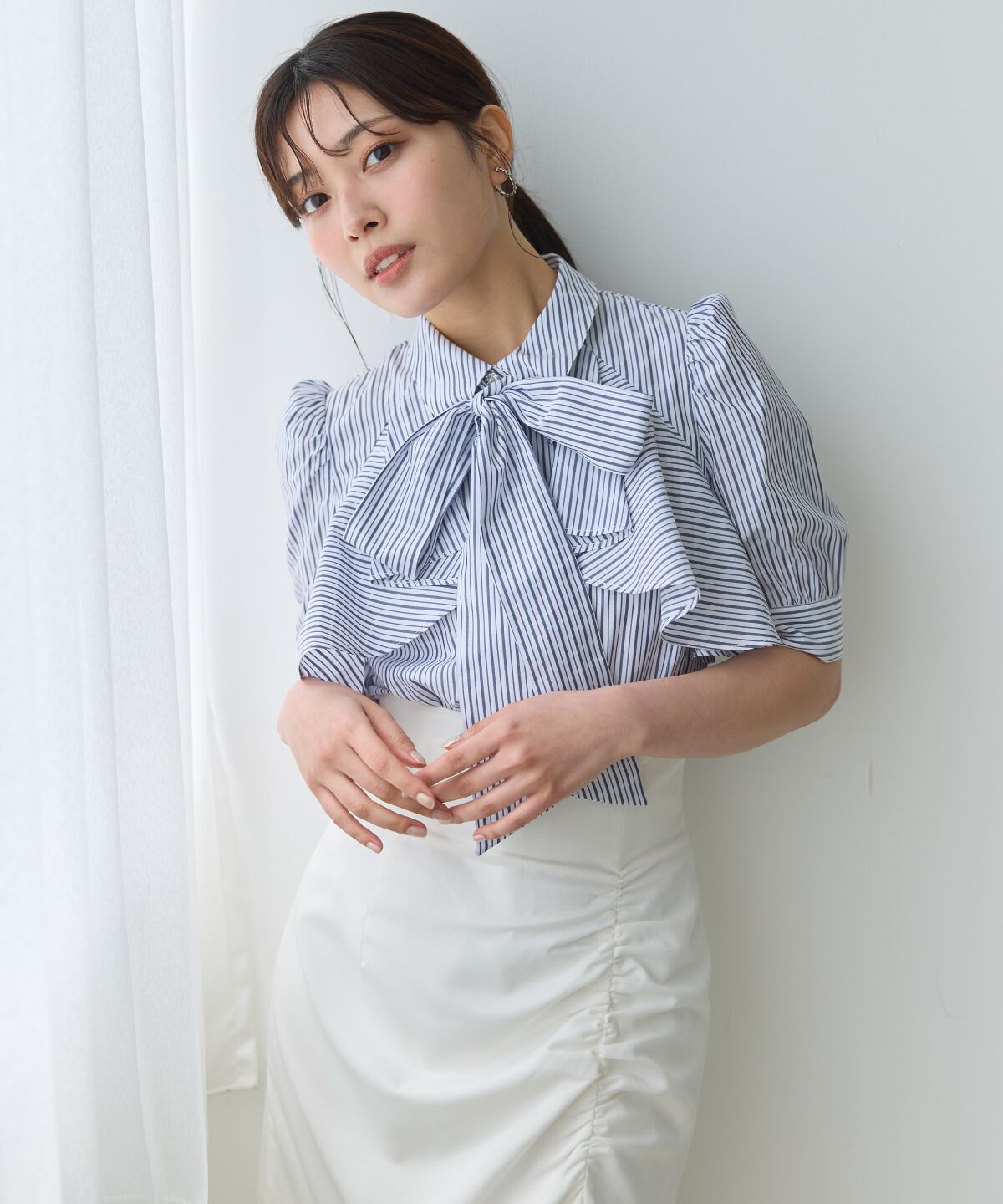 アンドクチュール「ビジューボタンストライプフリルブラウス」|シャツ・ブラウス|白系チェック