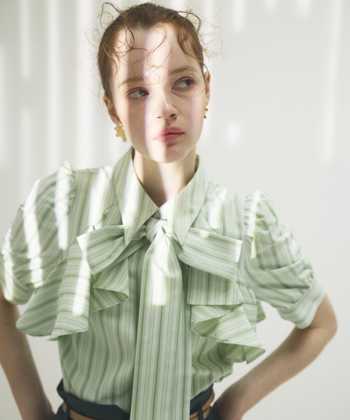 アンドクチュール「ビジューボタンストライプフリルブラウス」|シャツ・ブラウス|green/borderｽﾄﾗｲﾌﾟ
