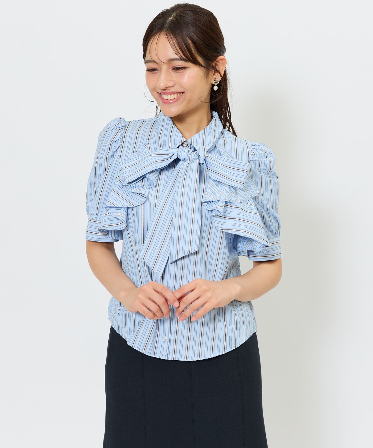 アンドクチュール「ビジューボタンストライプフリルブラウス」|シャツ・ブラウス|