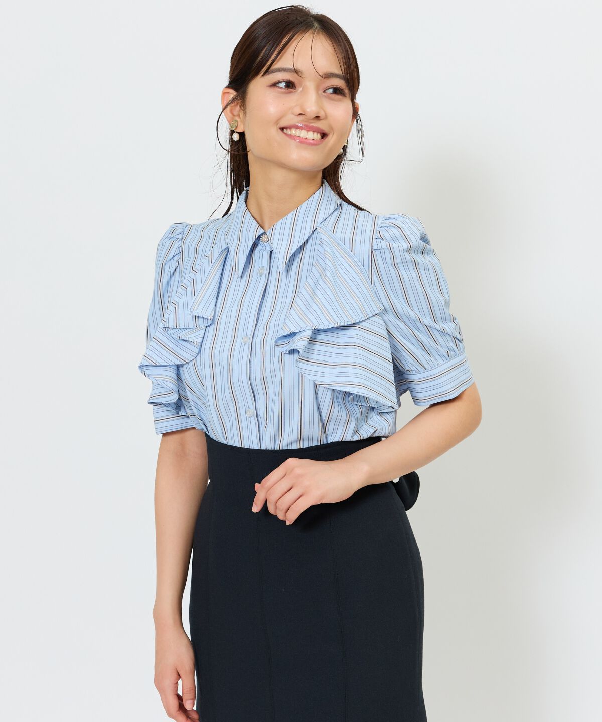 アンドクチュール「ビジューボタンストライプフリルブラウス」|シャツ・ブラウス|