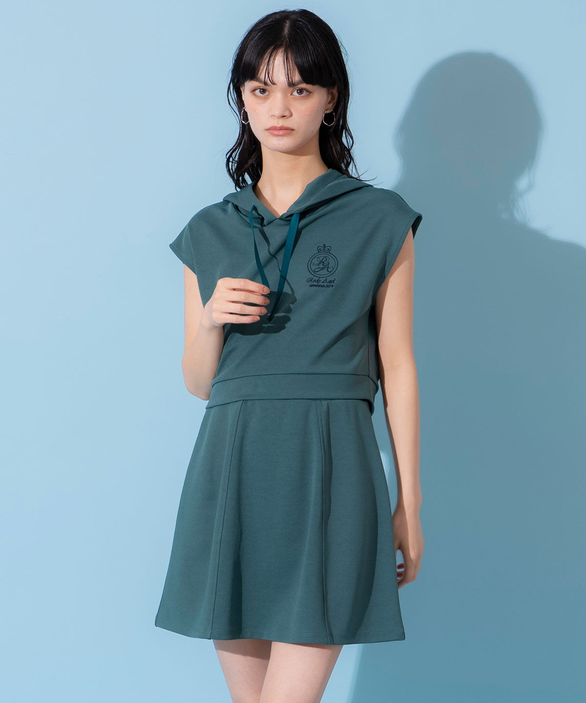 REDYAZEL「エンブレム刺繍フーディー&times;フレアスカートセットアップ」|ワンピース|グリーン