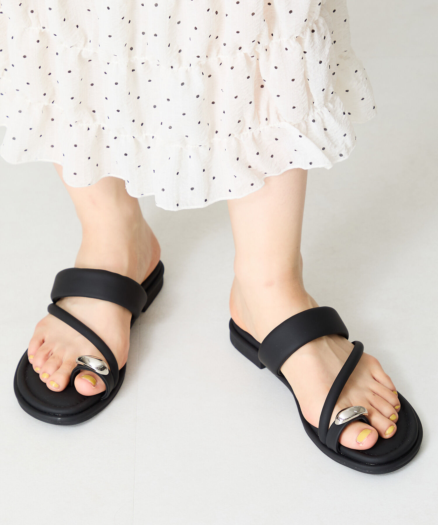 ORiental TRaffic「●2025春夏新作●メタルパーツ&times;パデットベルトトングサンダル/51238 トレンド 人気 再入荷」|サンダル|