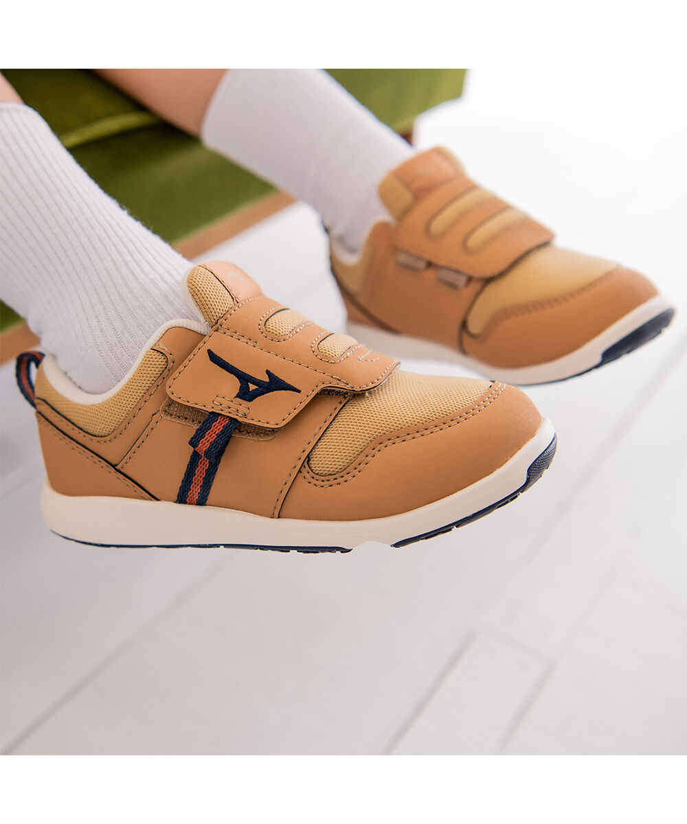 MIZUNO「ミズノプレモア キッズ2(キッズシューズ)」|スニーカー|キャメル