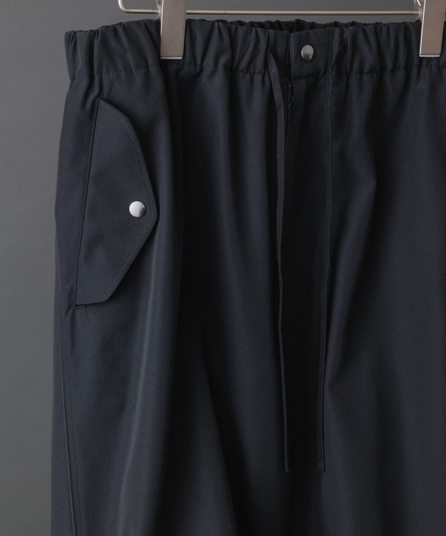 ADAM ET ROPE'「【NIKKE/ニッケ】撥水タフタ ドローストリング ワイド トラック パンツ / セットアップ対応 / UNISEX」|その他|