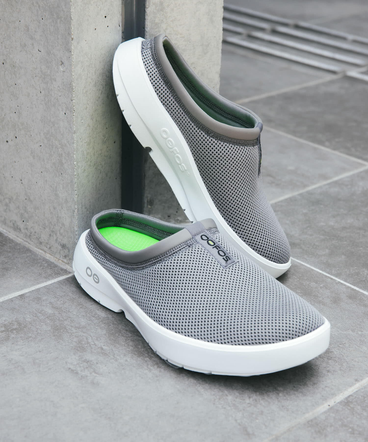 URBAN RESEARCH DOORS「OOFOS　OOcOOzie Sport Mule」|サンダル|グレー系その他