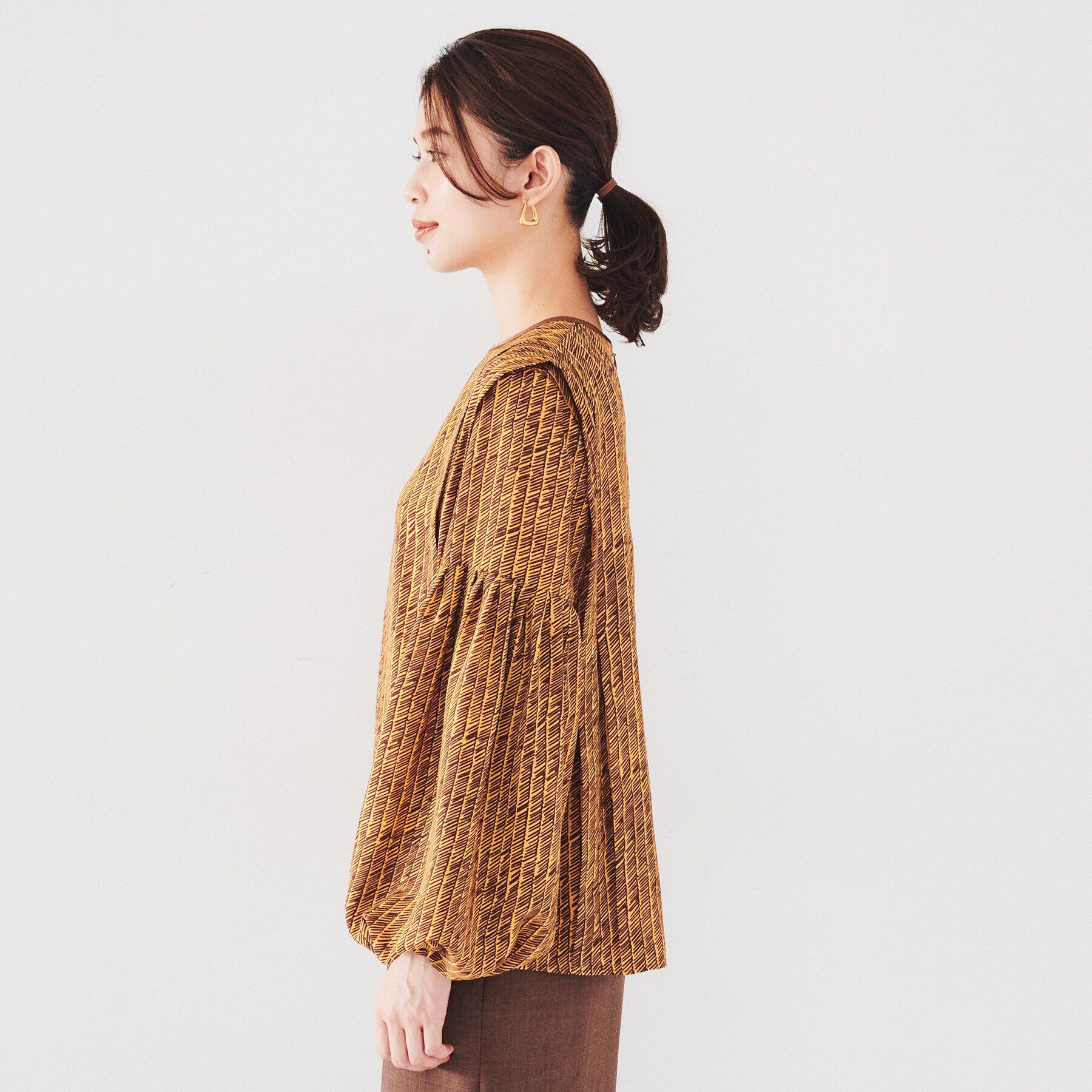 UNTITLED「【ボリューム袖/袖ゴム】ヴィンテージアートへリンボン」|シャツ・ブラウス|