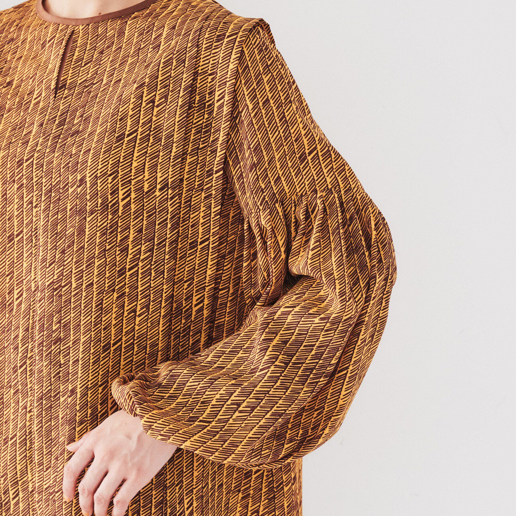 UNTITLED「【ボリューム袖/袖ゴム】ヴィンテージアートへリンボン」|シャツ・ブラウス|