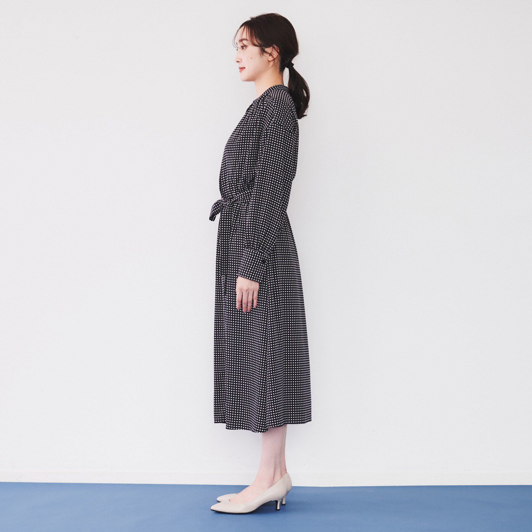 UNTITLED「【前開きボタン/ウエストゴム/ベルト付】変形ドット柄ワンピース」|ワンピース|