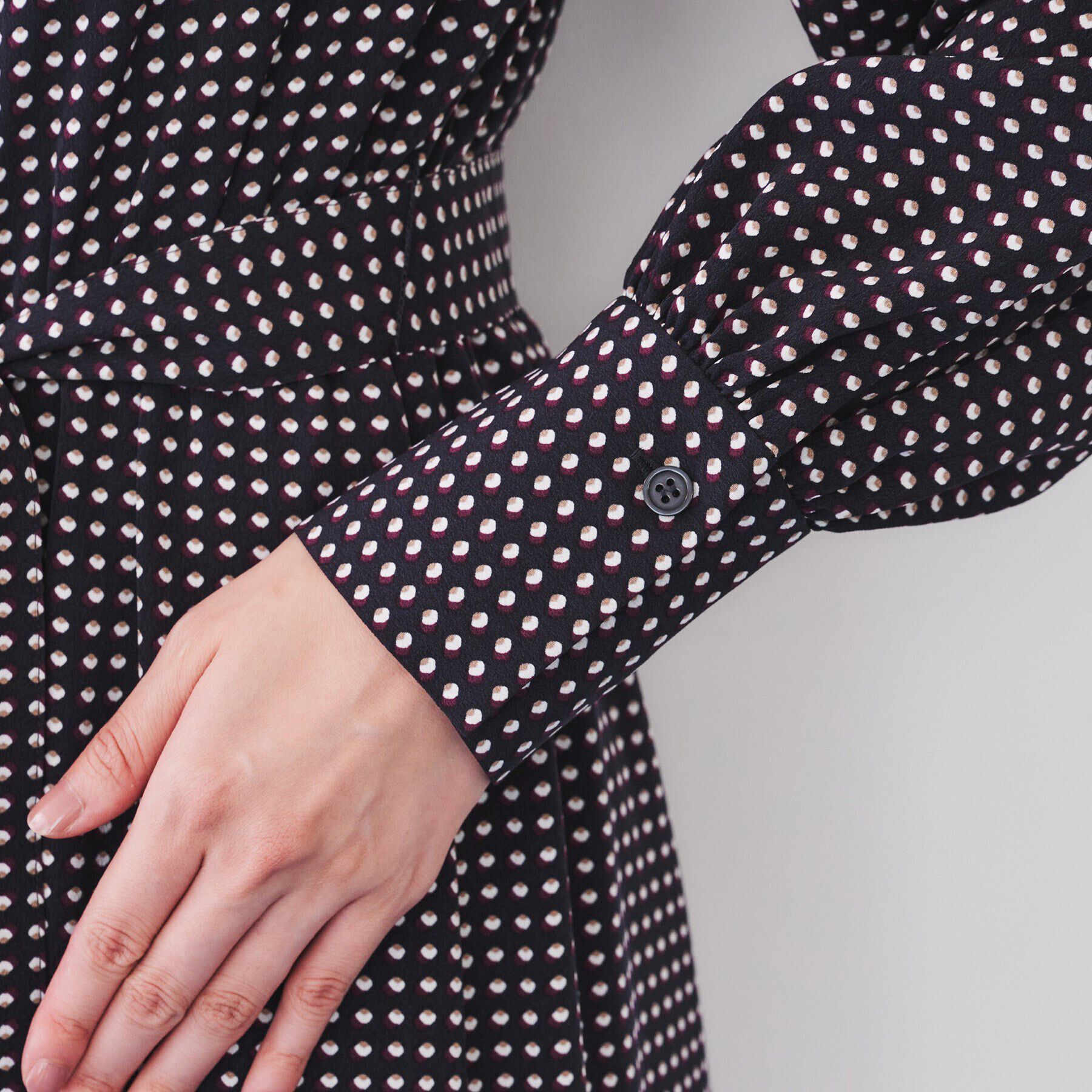 UNTITLED「【前開きボタン/ウエストゴム/ベルト付】変形ドット柄ワンピース」|ワンピース|