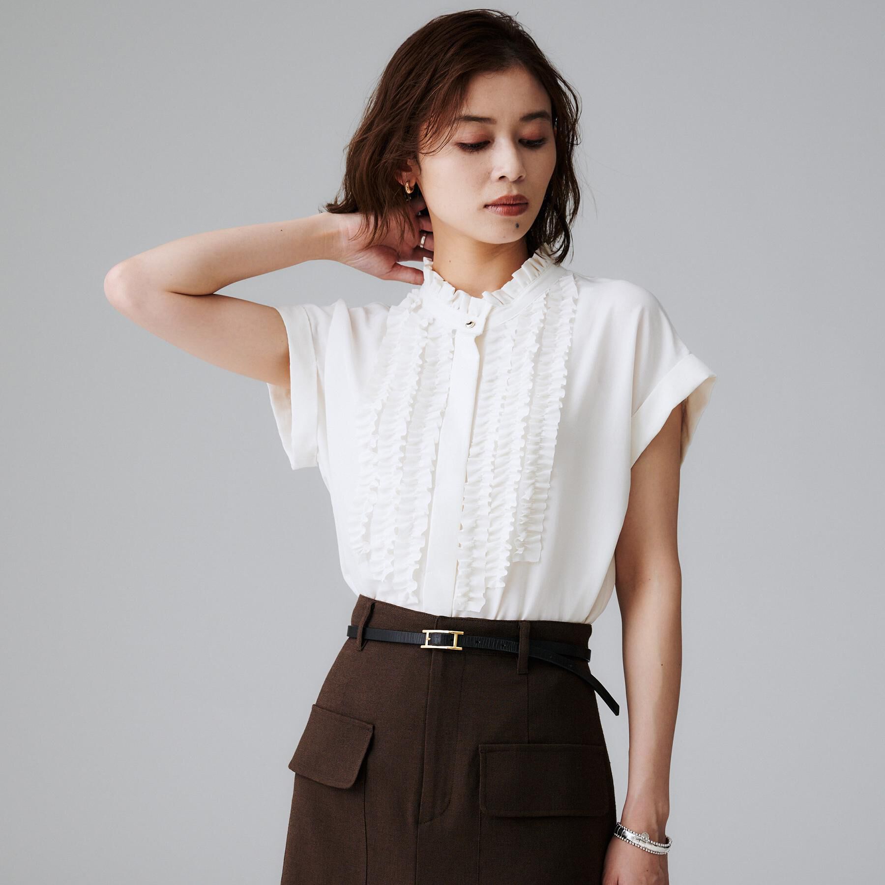 UNTITLED「スタンドネックフリルブラウス【吸水速乾/UVケア】」|シャツ・ブラウス|