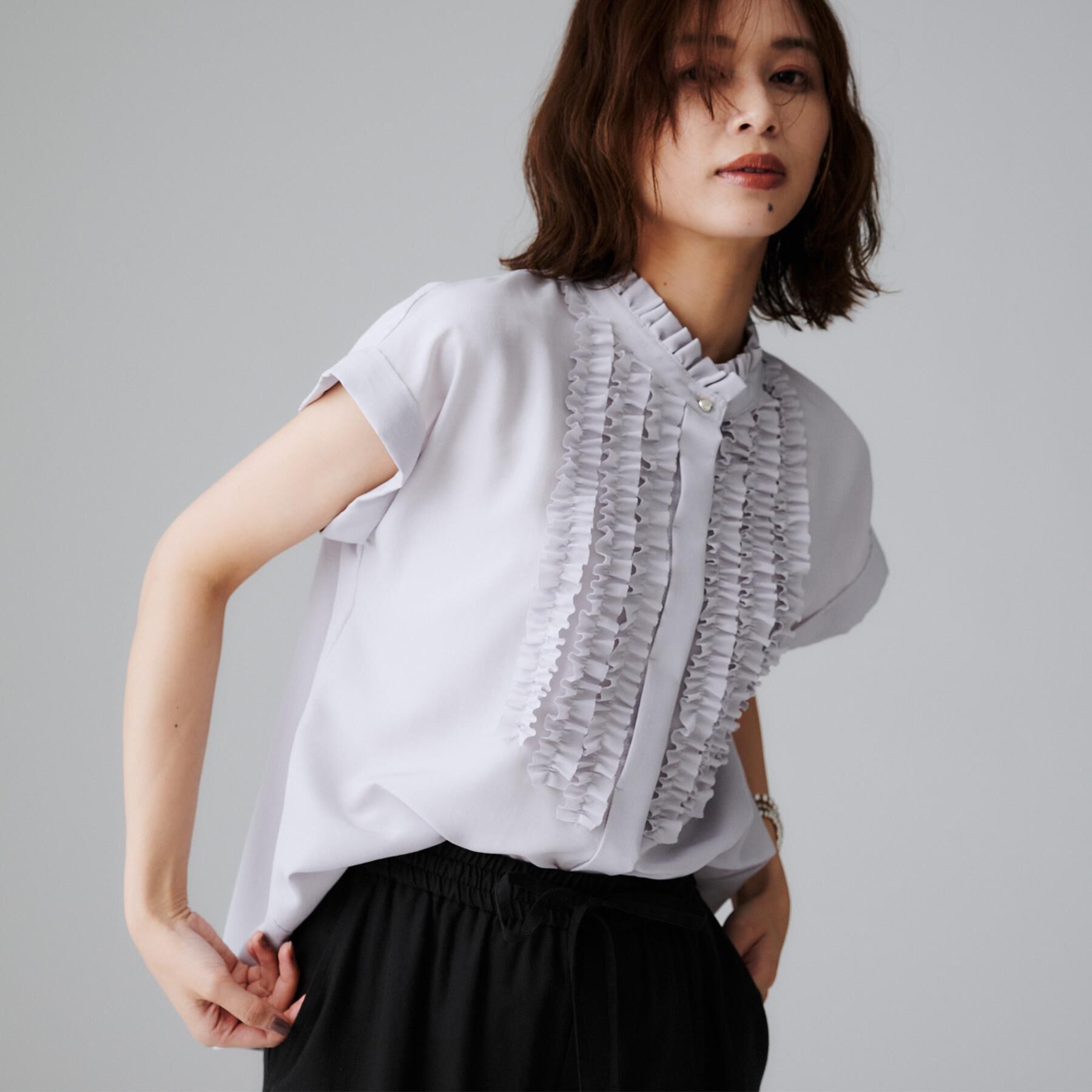 UNTITLED「スタンドネックフリルブラウス【吸水速乾/UVケア】」|シャツ・ブラウス|