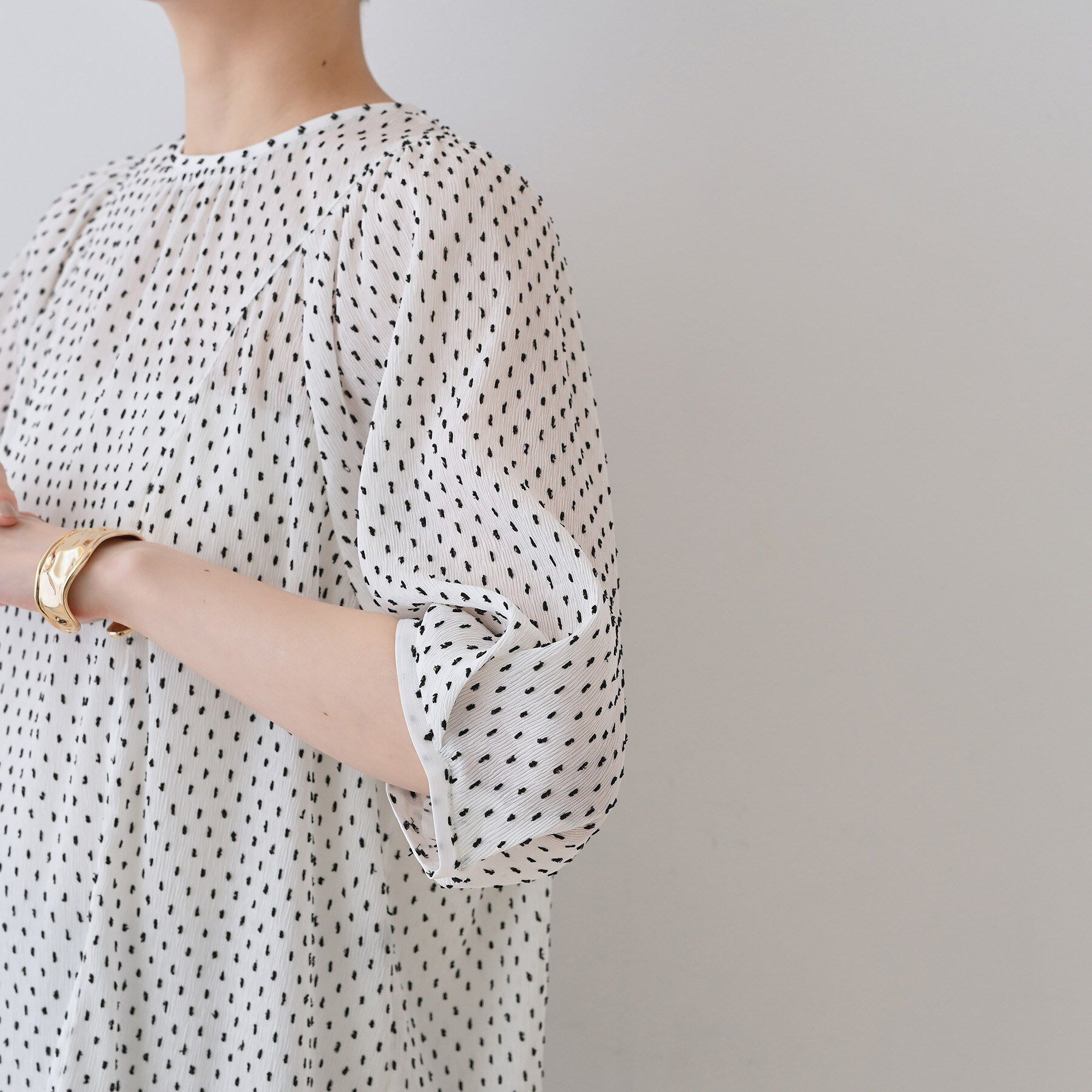 INDIVI「【洗える／ドット柄／凹凸素材】袖コンシャスドルマンブラウス」|シャツ・ブラウス|