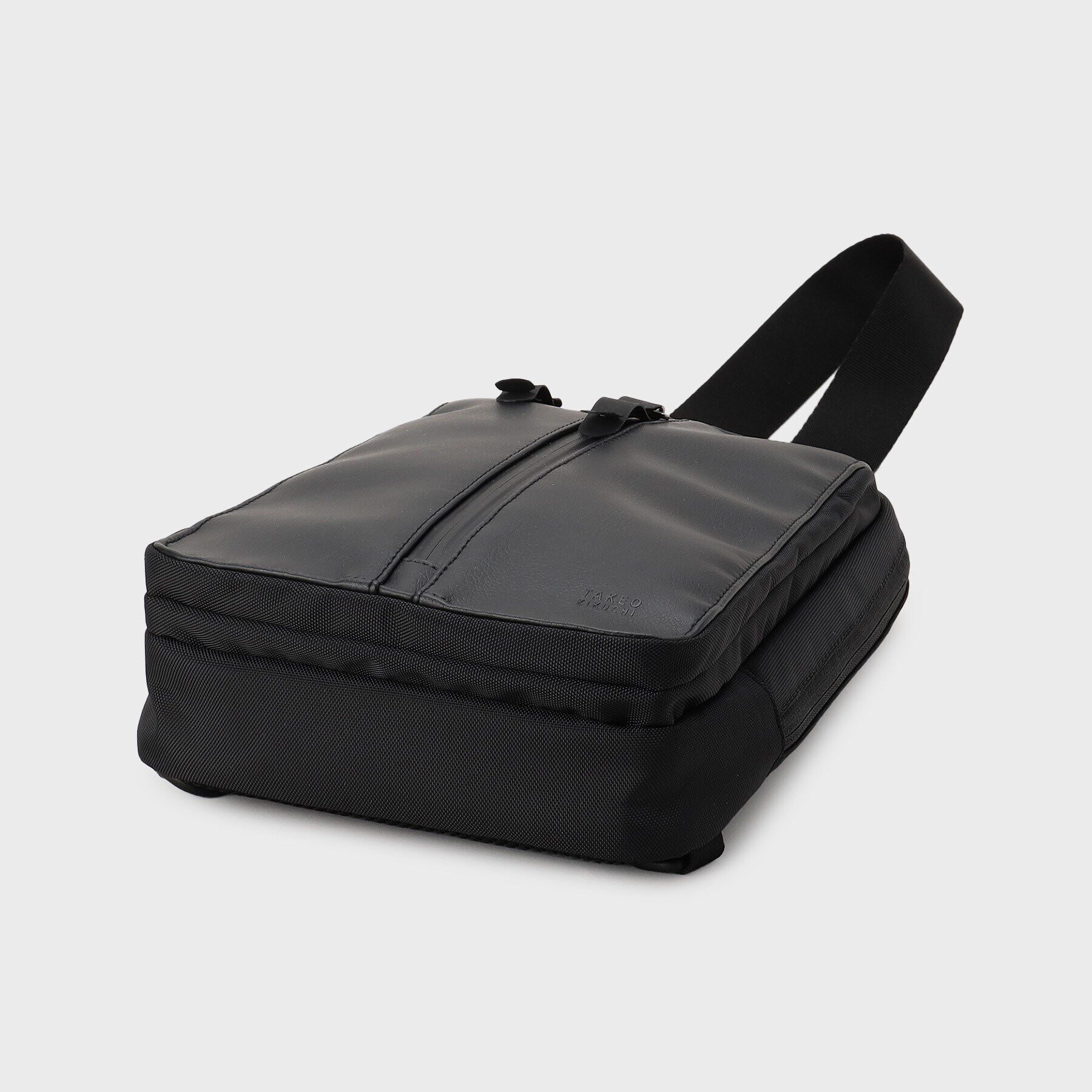 TAKEO KIKUCHI「ライトウエイト ボディバッグ」|ショルダー・メッセンジャー|
