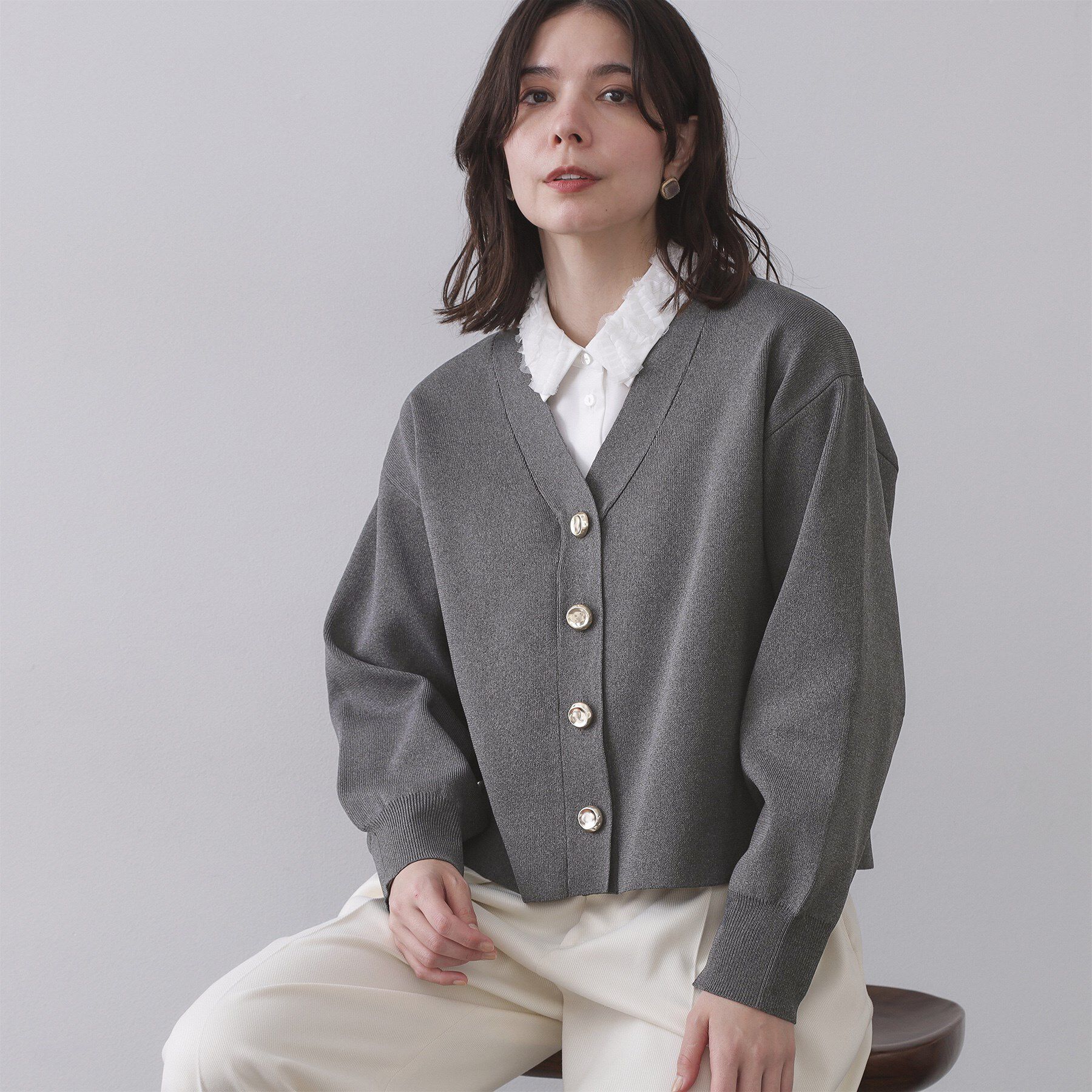 OPAQUE.CLIP「ゴールドビックボタンVネックニットカーディガン【洗濯機OK】」|カーディガン|チャコールグレー(0