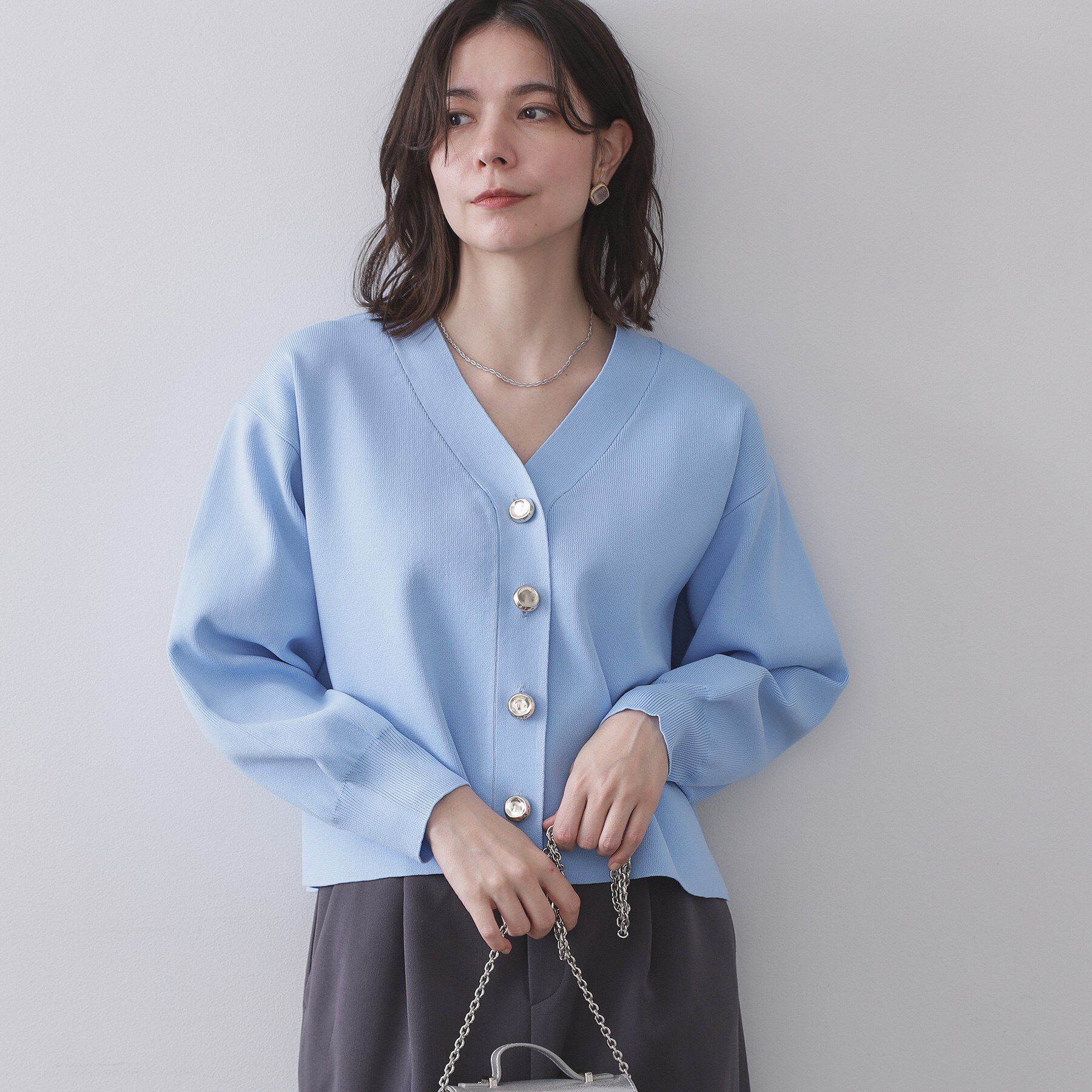 OPAQUE.CLIP「ゴールドビックボタンVネックニットカーディガン【洗濯機OK】」|カーディガン|ブルー(091)