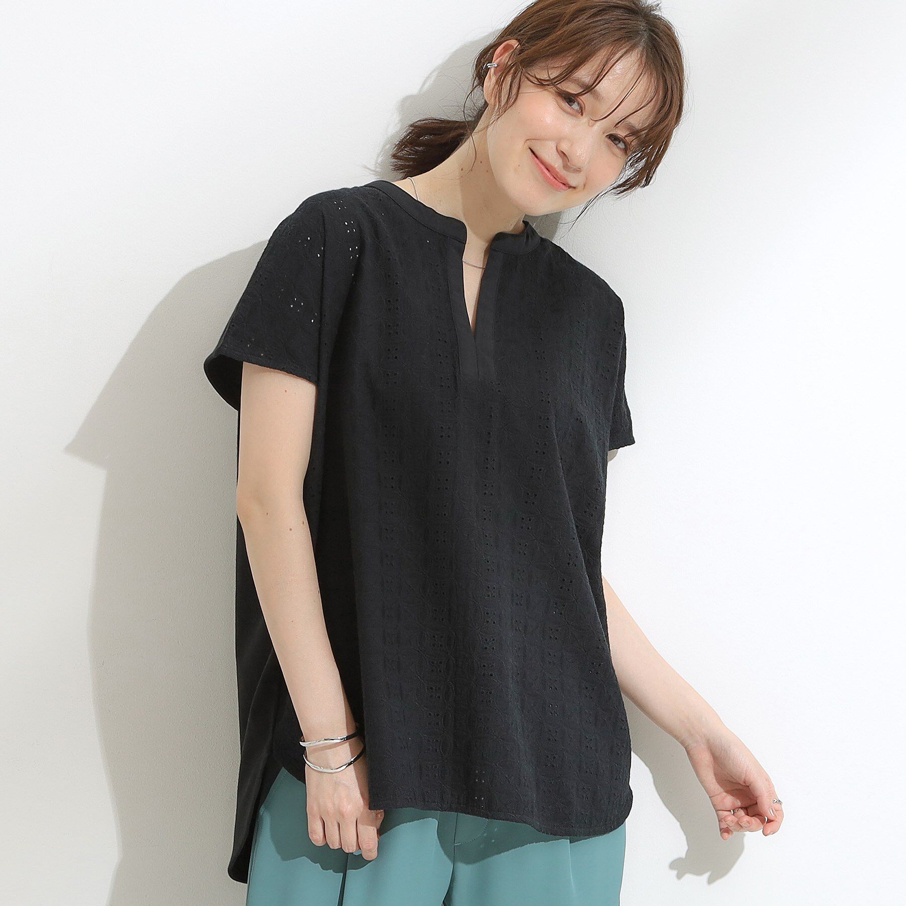 SHOO･LA･RUE「【S-LL】抜け感とすっきり見えを叶える 刺繍レース スキッパー襟トップス」|Tシャツ・カットソー|ブラック(019)