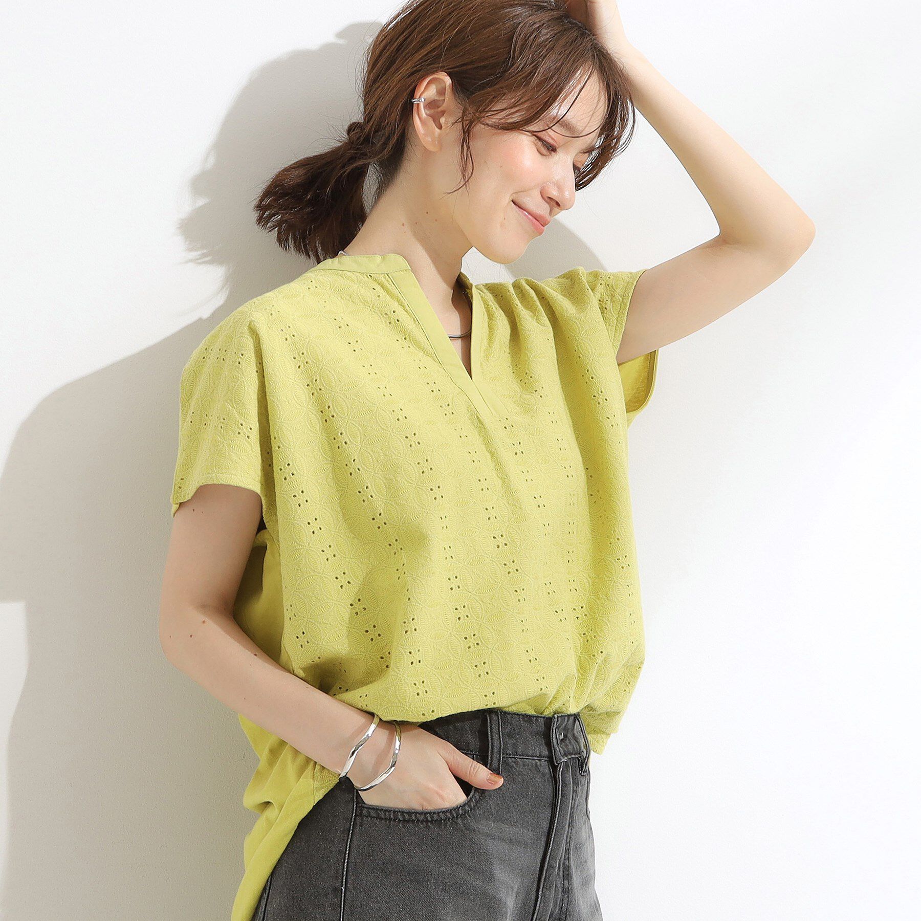 SHOO･LA･RUE「【S-LL】抜け感とすっきり見えを叶える 刺繍レース スキッパー襟トップス」|Tシャツ・カットソー|イエローグリーン(0