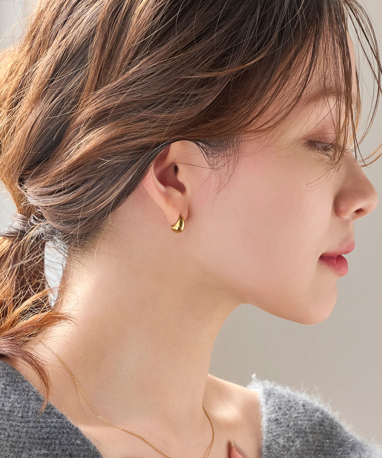 Phoebe「【金属アレルギー対応】プックリハーフフープミニピアス　ゴールド/サージカルステンレス」|ピアス|