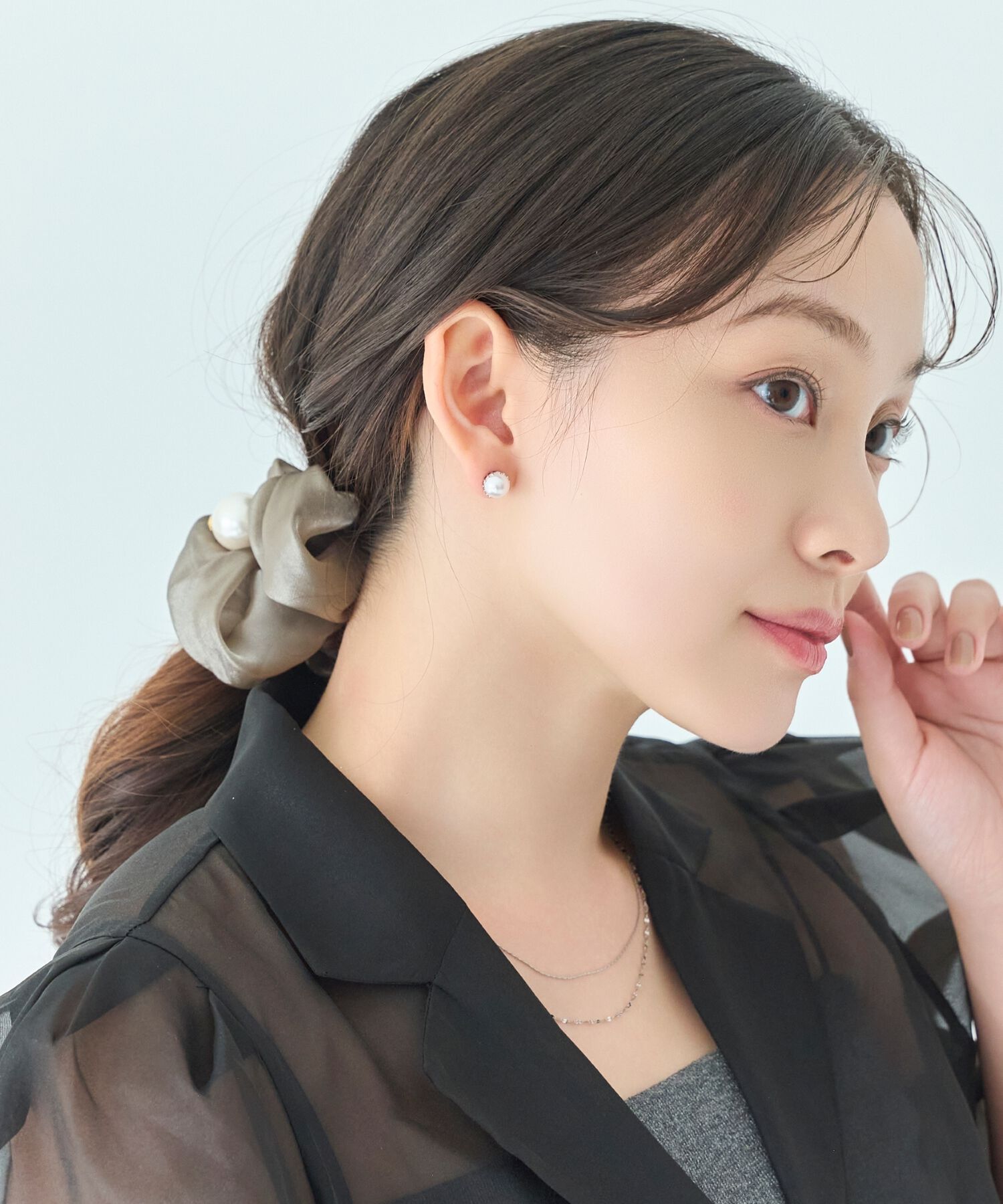  「ボリューミーシアーシュシュ　グレー/パール/大ぶり」|ブレスレット・バングル|